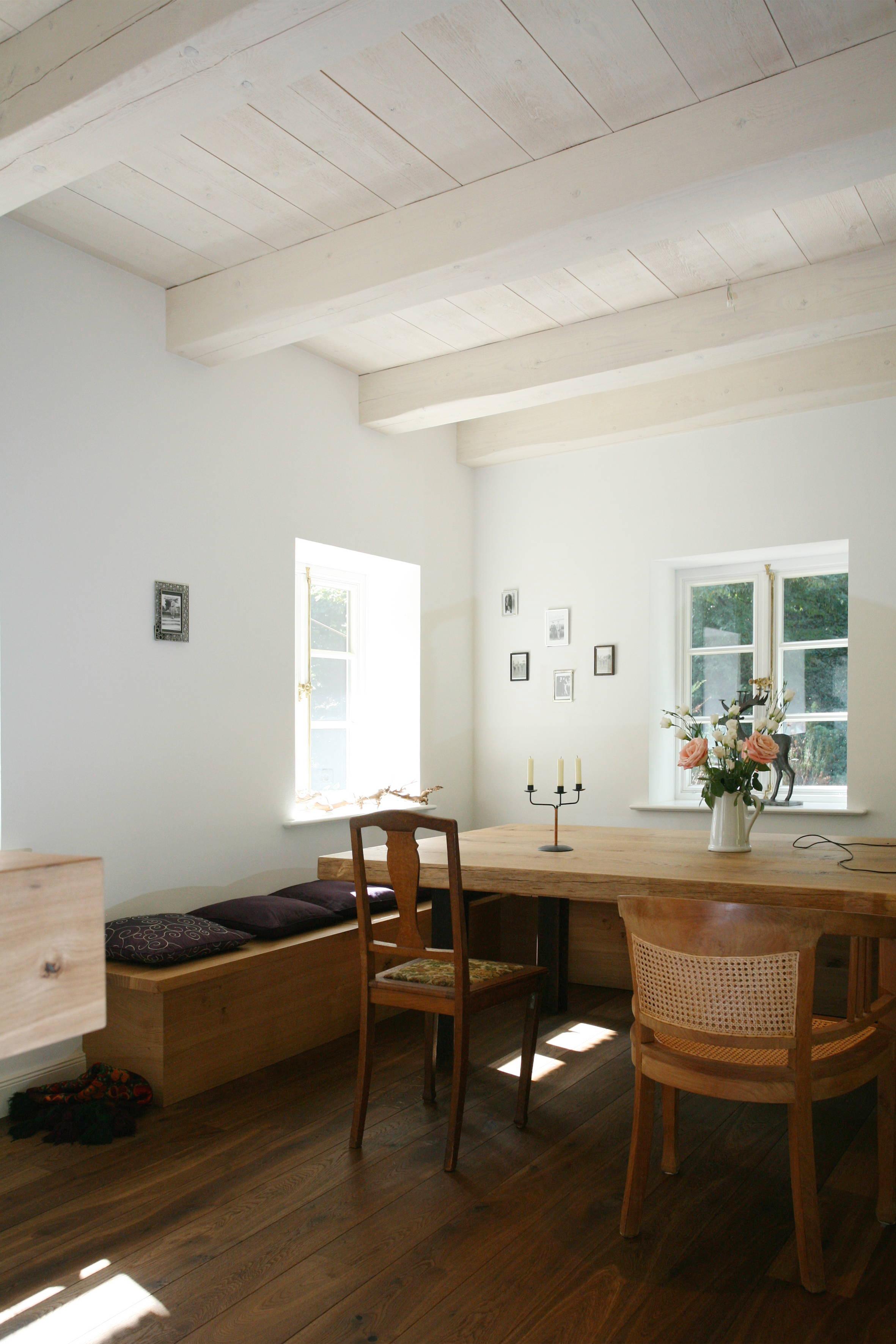 Die gemütliche Sitzecke in der Küche #küche #esstisch #deckenbalken #sitzbank #reetdachhaus ©Bernd Lietzke
