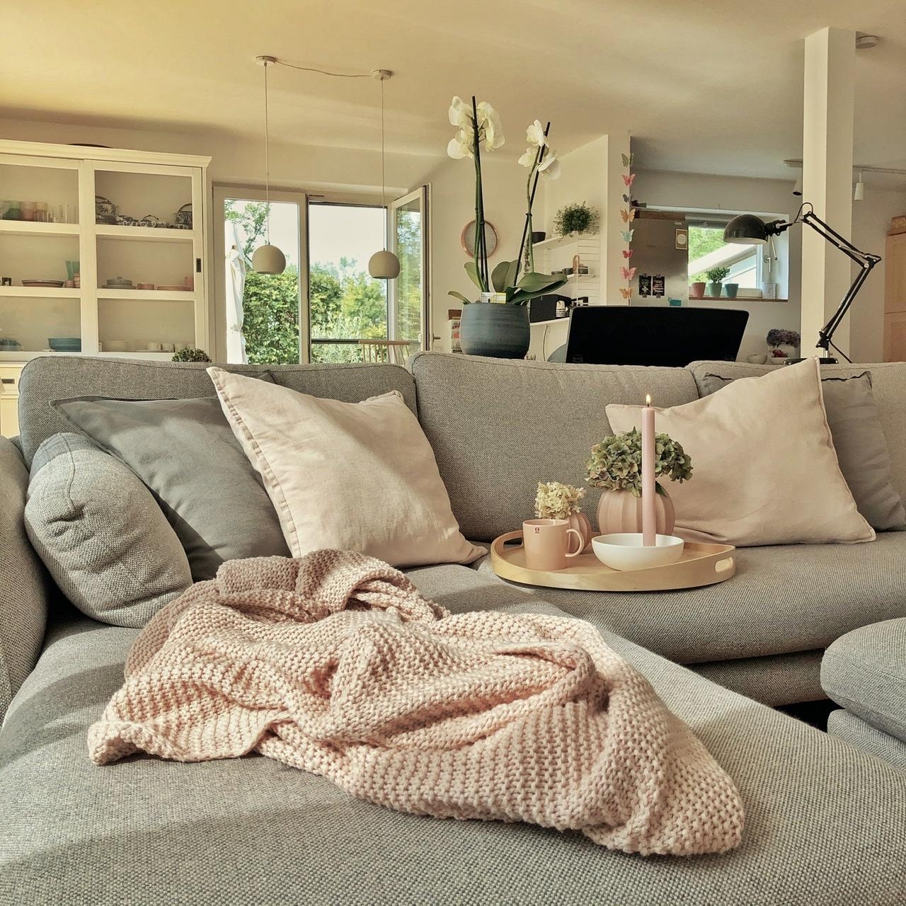 Die #herbstsonne auf dem Sofa genießen...
#hygge #livingchallenge #wohnzimmer #rosaliebe #cozyhome #relax #nordicliving