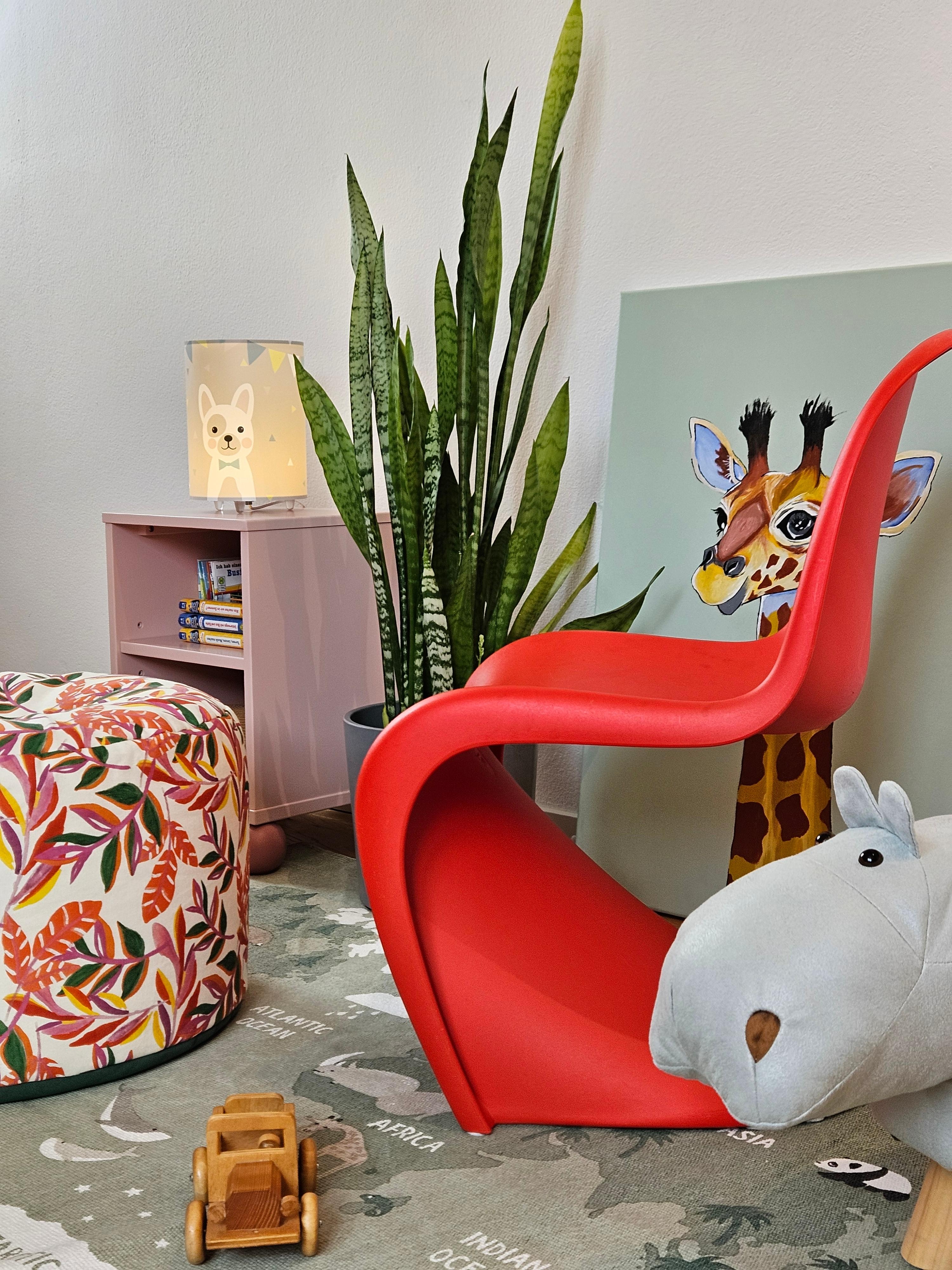 Die Kinderzimmerumplanung hat begonnen 😉 #Kinderzimmer #Stuhl #farbenfroh #Projekt 