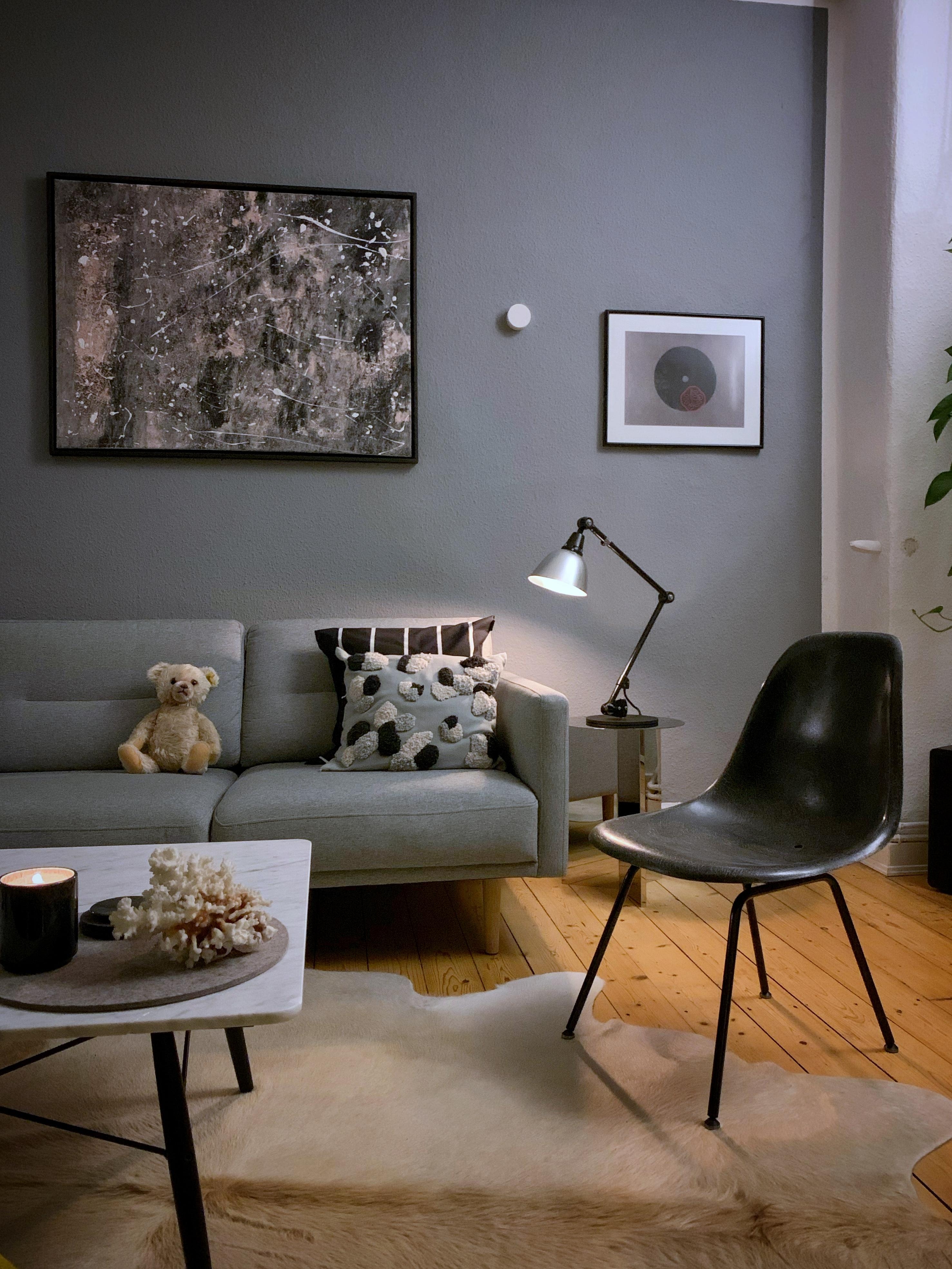 Die klassische Ecke. Selbst der Steiff Teddy fühlt sich wohl. #couchstyle #homesweethome #eames #hay