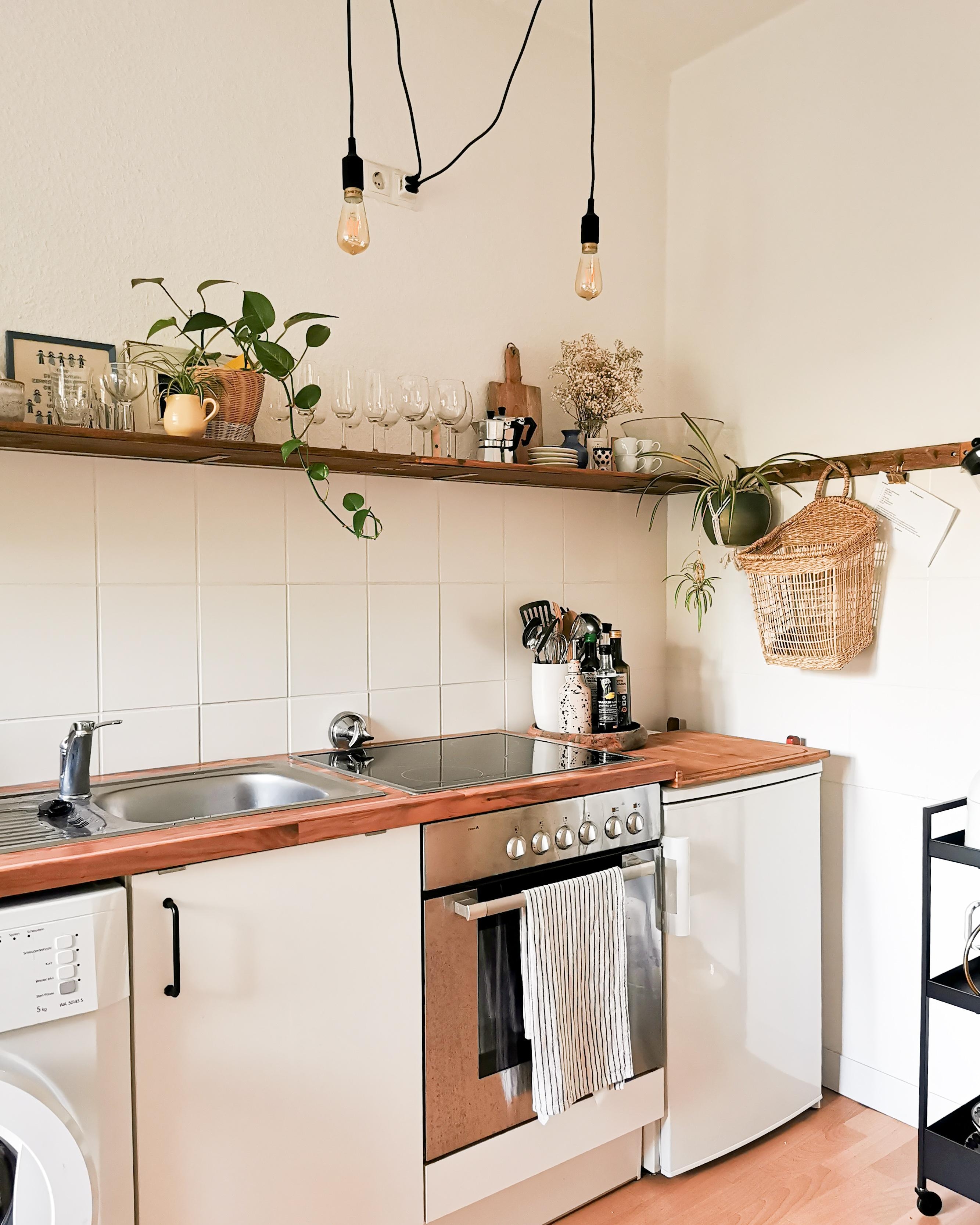Die Küche mal aus einer anderen Ecke 🙂🌿 #küche #kleinewohnung #naturalliving #DIY #diyboard #skandistyle 