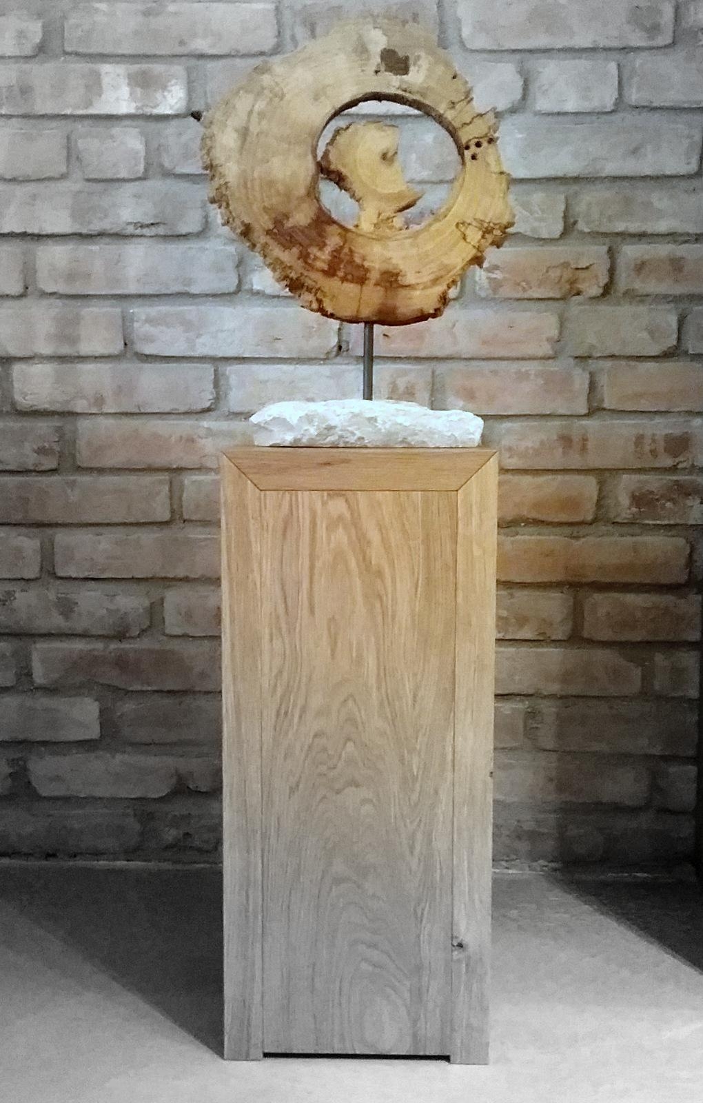 Diese #bizzare #Dekoscheibe auf  #Steinsockel,  von Hand bearbeitet  #Holzstele #Sektkühler #Blumensäule #Baumstumpf