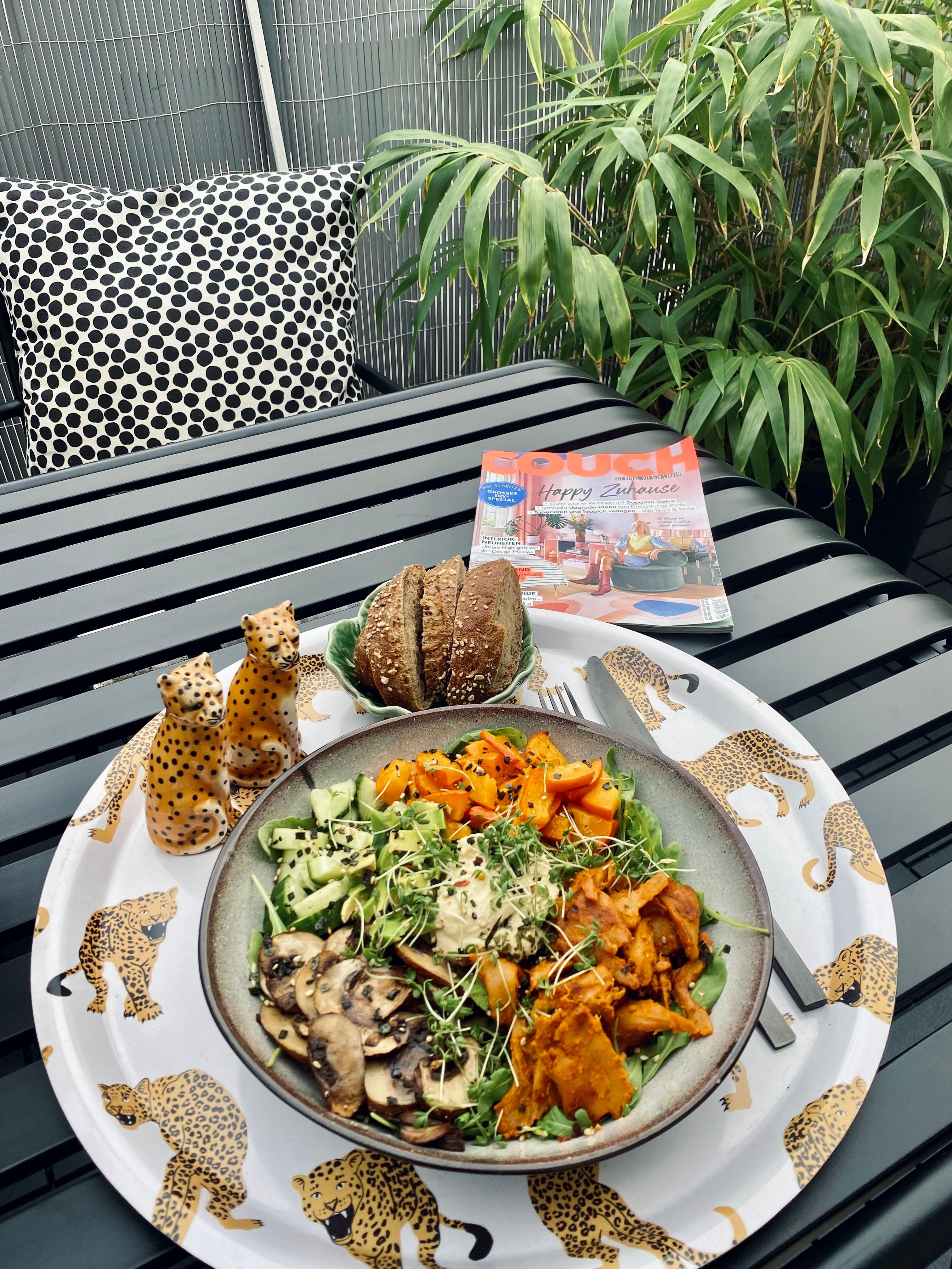 Dinnertime 🐆 
#veggie #dinner #summerevenings #couchmag #homemade #eattherainbow #balkonien