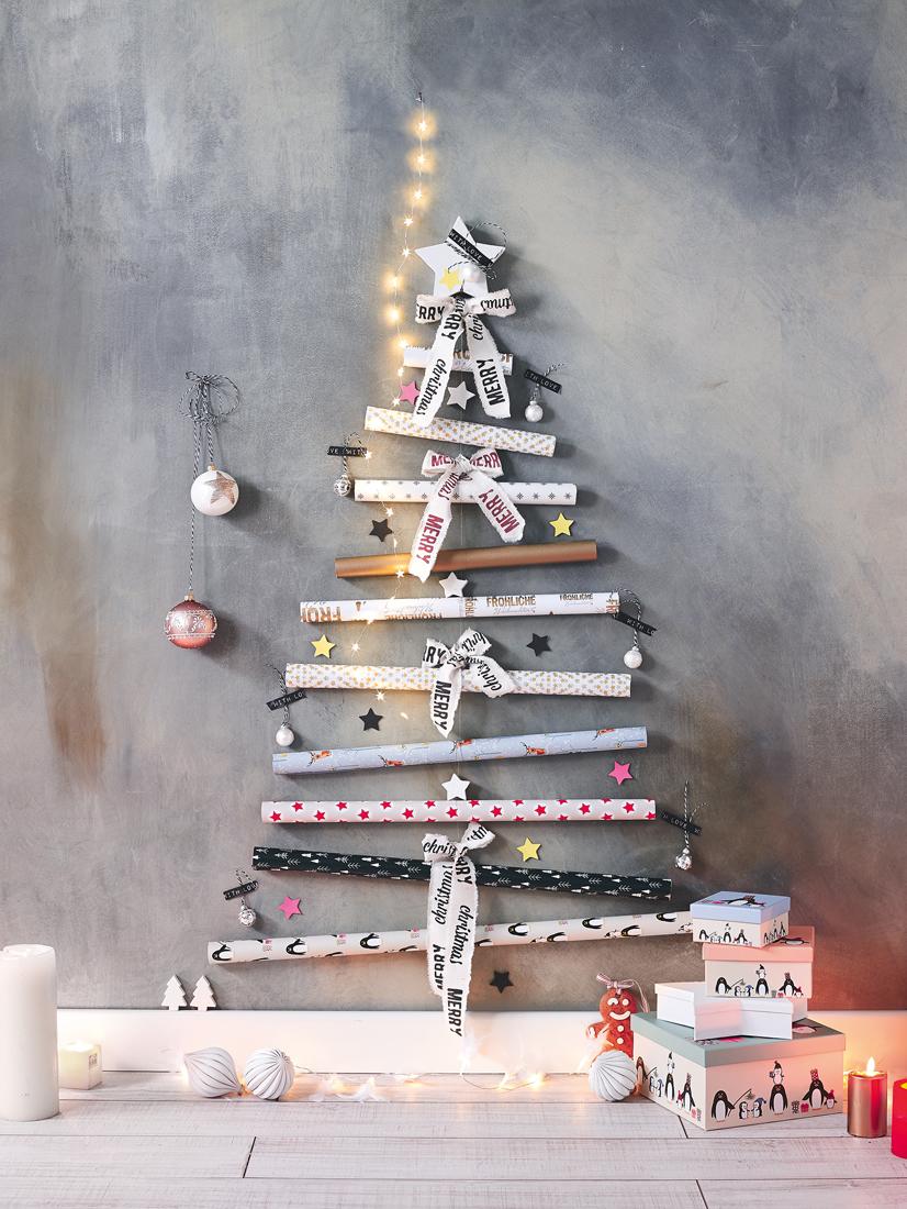 DIY-Weihnachtsdeko aus Geschenkpapier #wandgestaltung #diy #weihnachtsdeko #weihnachtskugel ©Depot Online