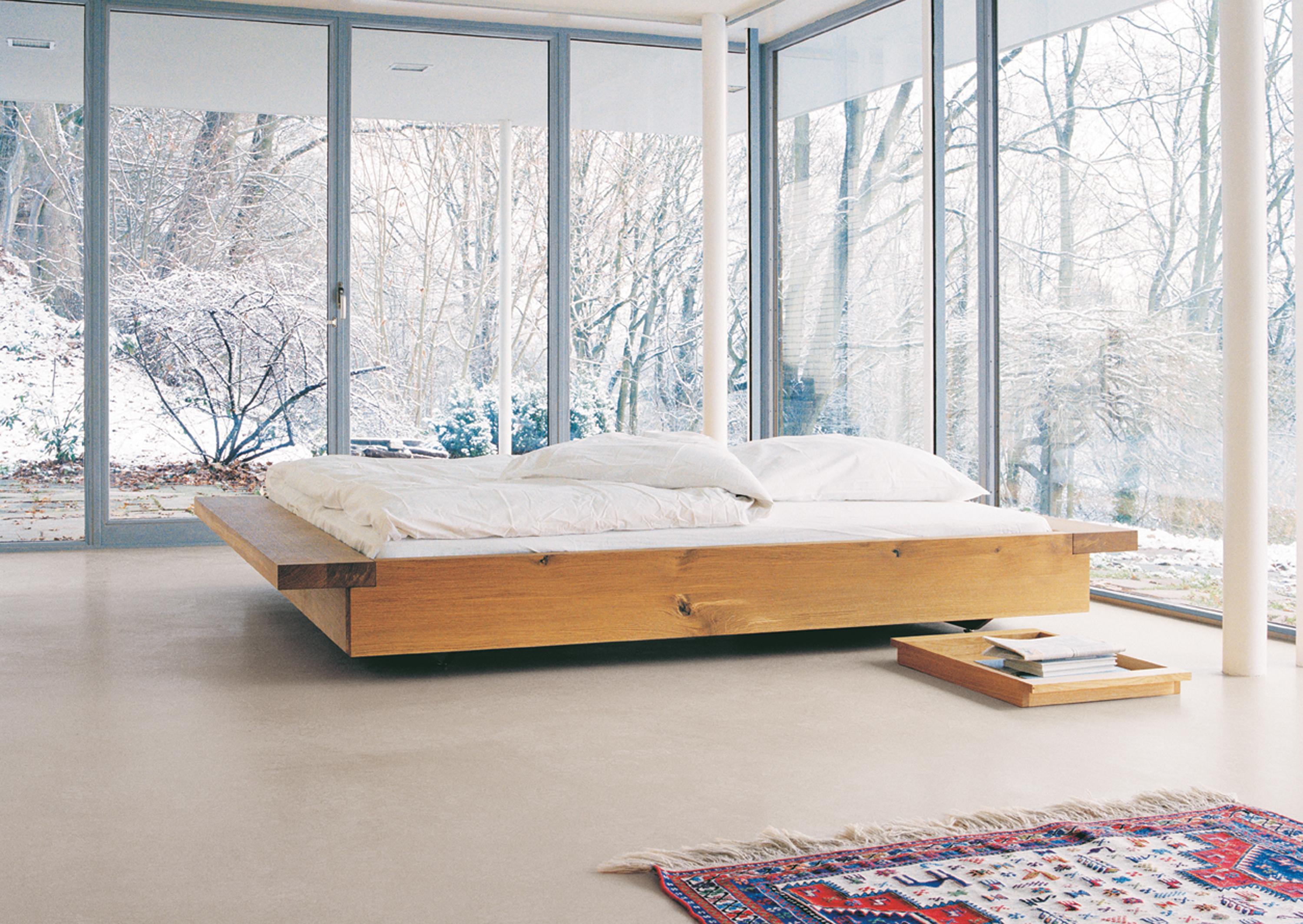 Doppelbett aus Holz #fensterfront #bett #teppich #bettwäsche #minimalistisch #hausgestaltung ©e15, Designer: Philippe Allaeys