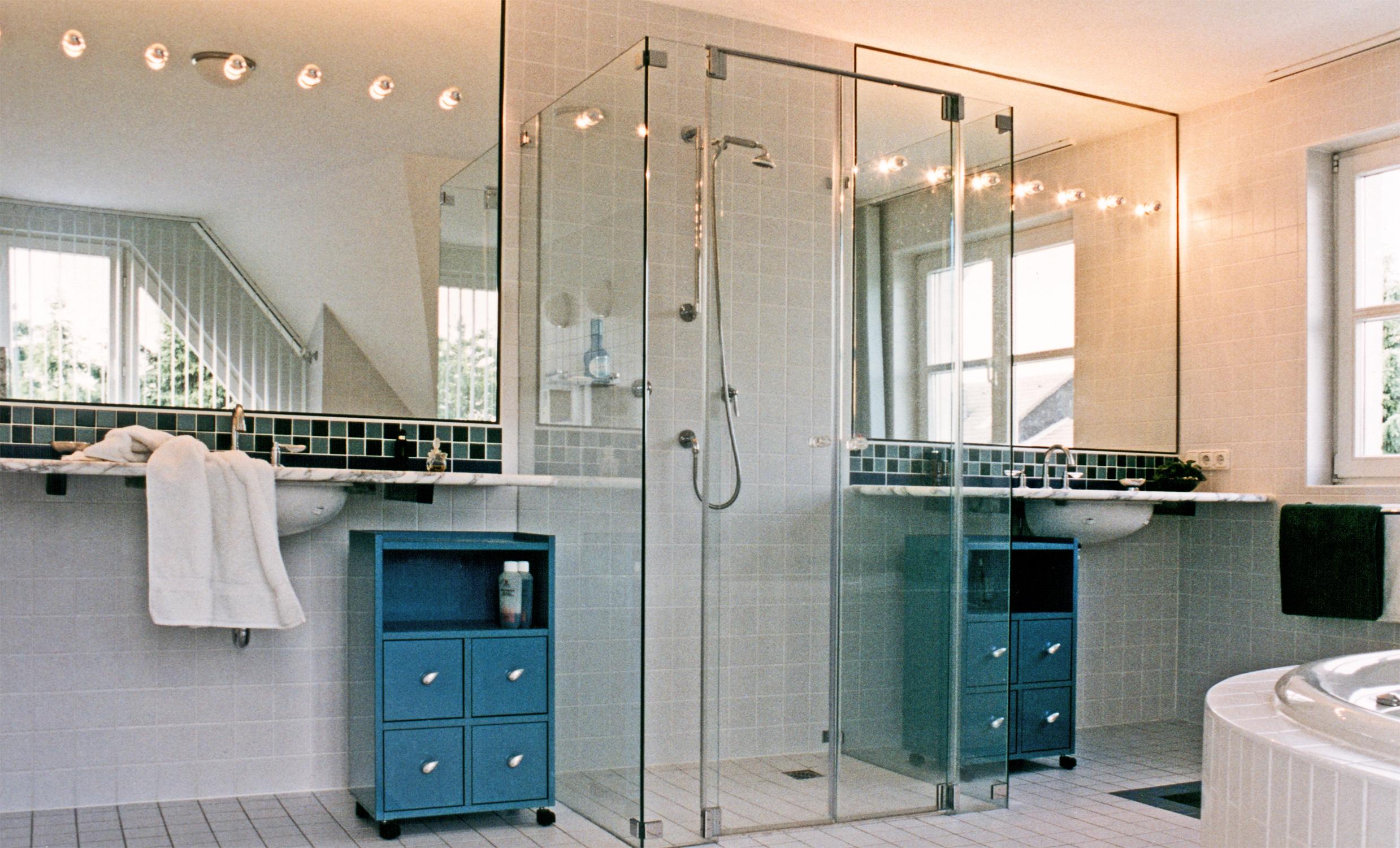 Doppelter Waschtisch mit Dusche #bad #badezimmer #dusche #spiegel #waschtisch #kommode #badsanierung ©Werner Dielen