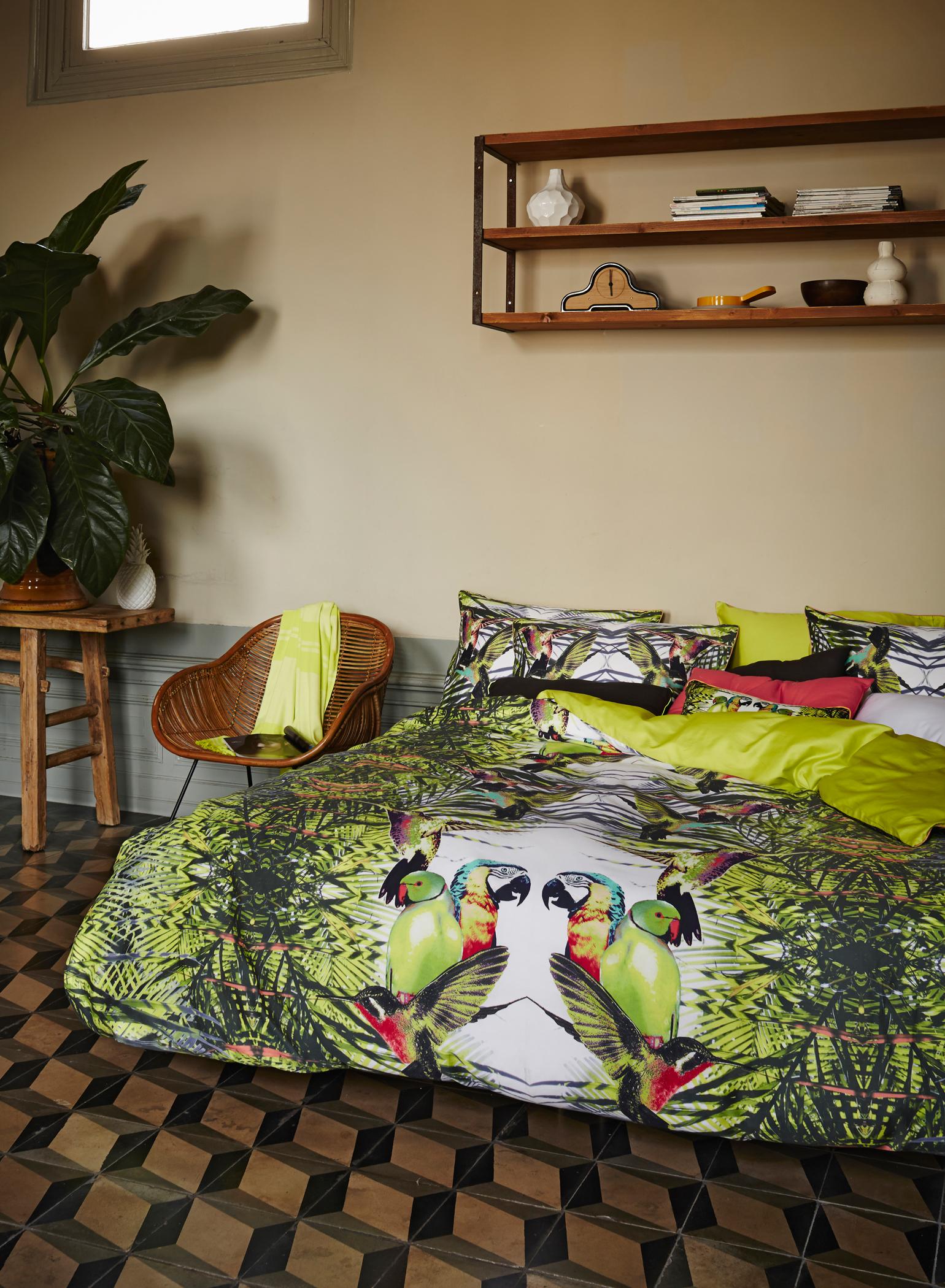Dschungel-Feeling für das Schlafzimmer #fliesen #bettwäsche #hölzerneswandregal #beigewandfarbe ©Essenza Home/Essenza