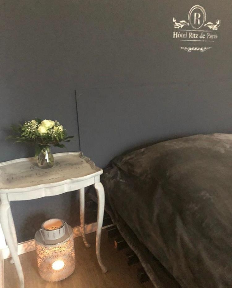 Ein Blick ins Schlafzimmer 

#bedroom #vintage #shabbychic #greywall #flowers #rosen #teelichthalter #cozy #hygge