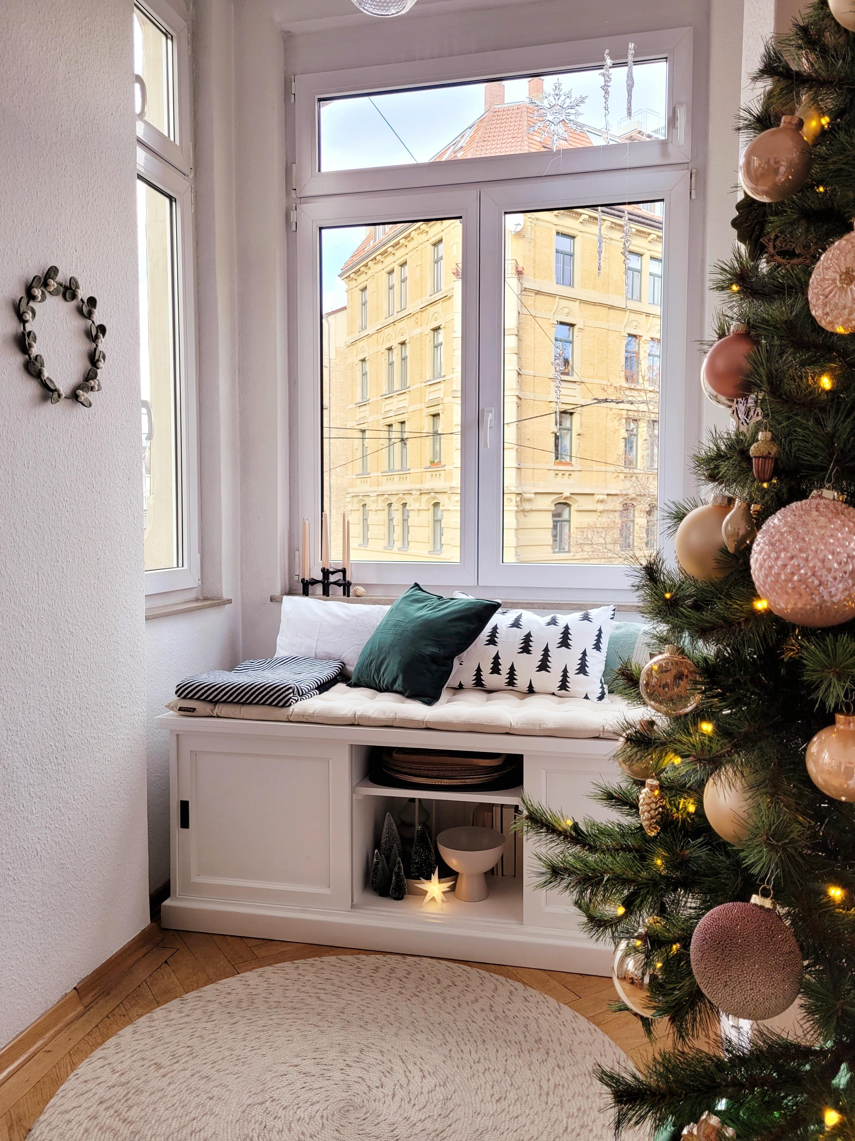 Ein entspannten Advent wünsche ich euch allen da draußen!
#Weihnachten #weihnachtsbaum #Altbau #Erker #Wohnzimmer #gemütlich 
