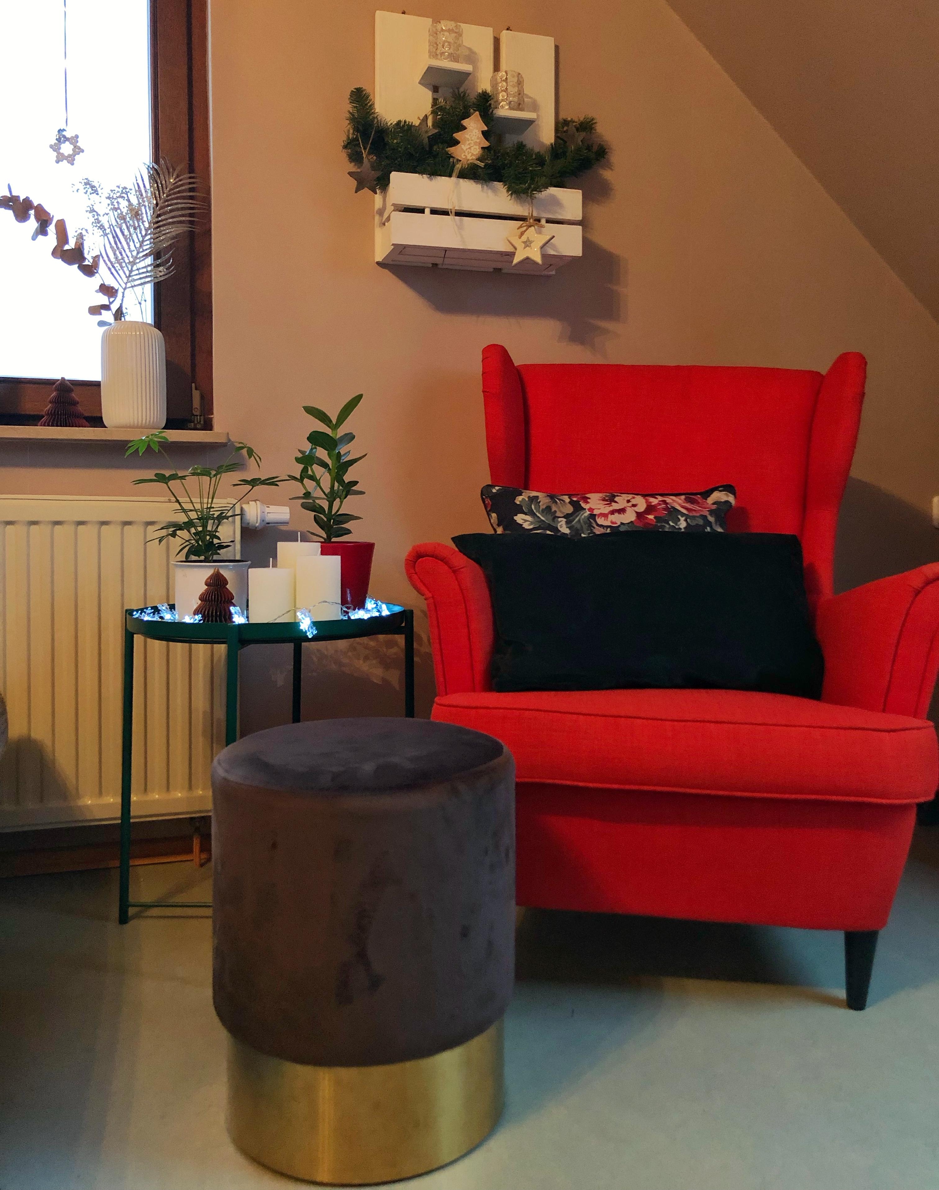 Ein gemütlicher Platz in der #Weihnachtszeit

#ohrensessel #wohnzimmer #weihnachtsdeko #couchliebt