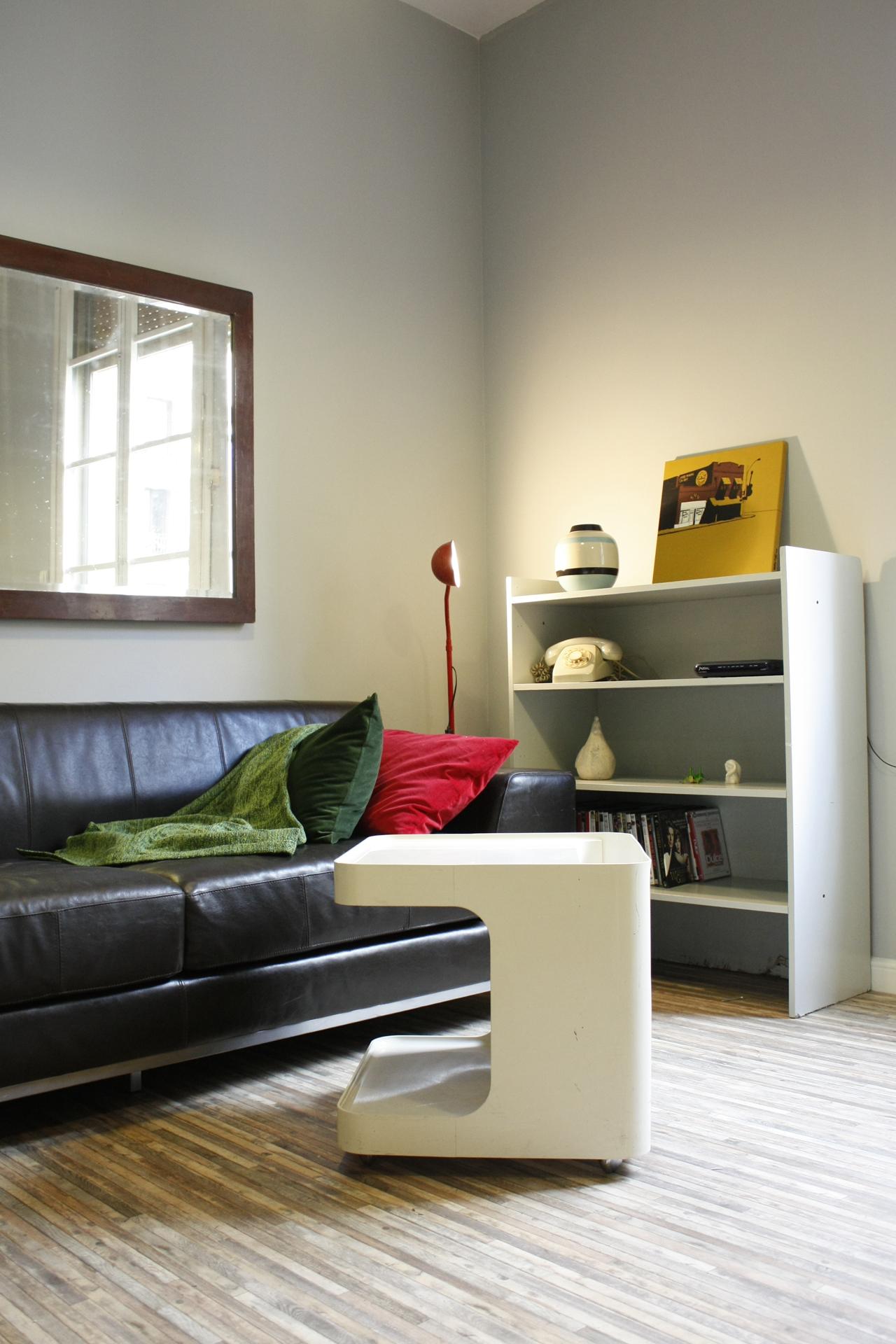 Ein graues Wohnzimmer #couchtisch #regal #ledersofa #weißercouchtisch ©Victoria Aragonés / Innenarchitektur