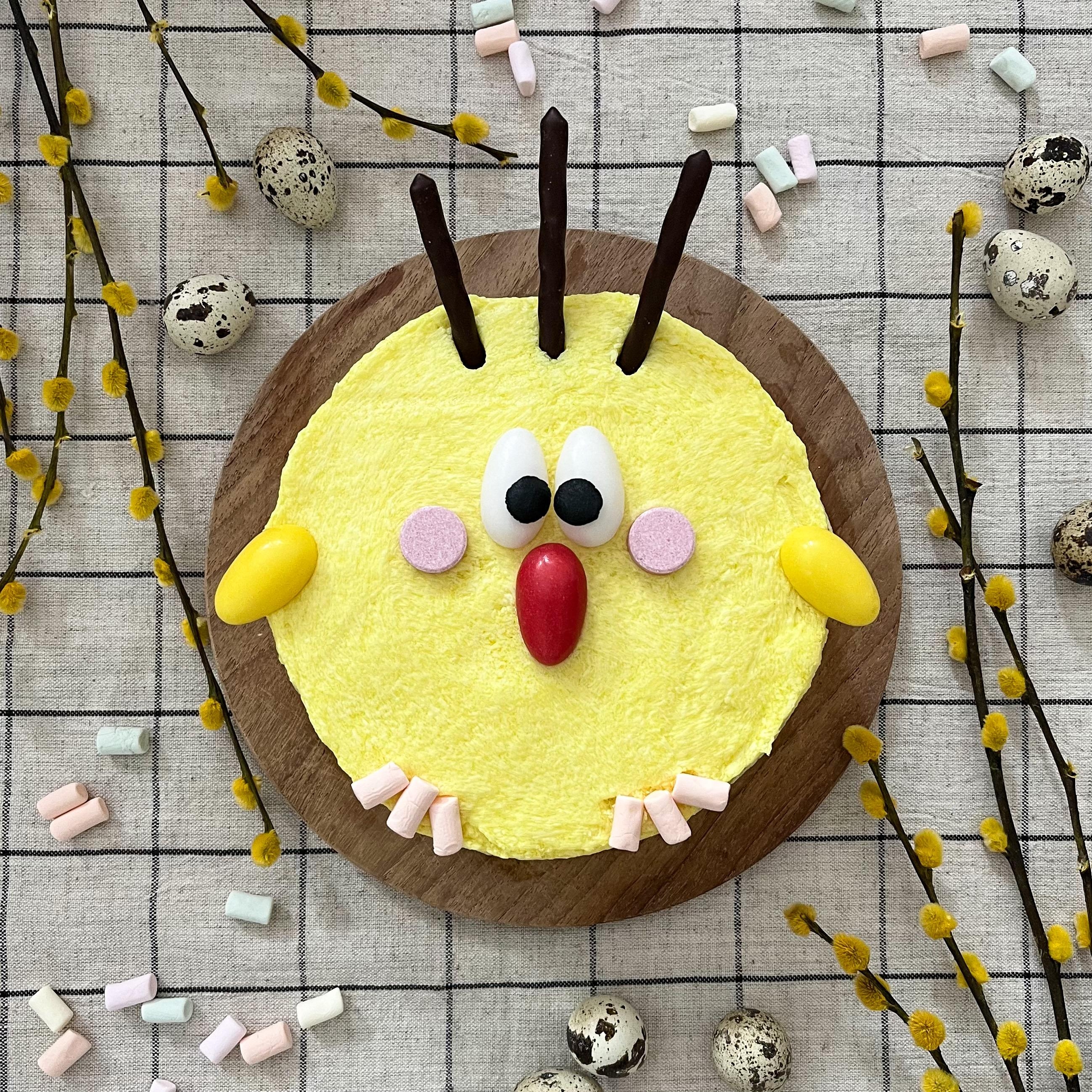 Ein kleine Idee für ein super schnelles Ostertörtchen - TK-Torte, gelb gefärbte Buttercreme und ein paar Süßigkeiten 