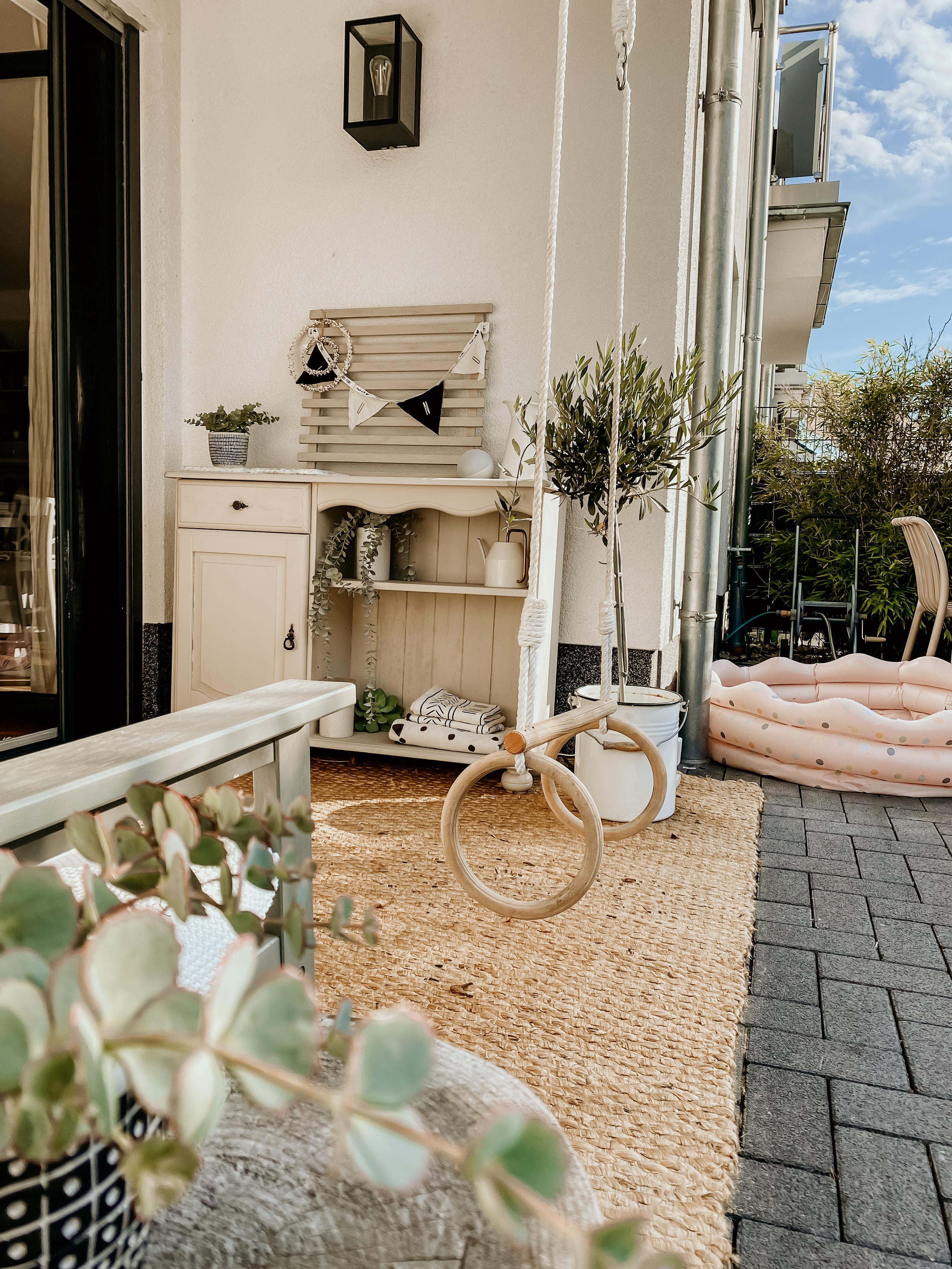 ein kleiner Garten mit vielen Spiel- und Deko möglichkeiten #reihenhaus #terrasse #boho #schaukel #upcycle #kreidefarbe 