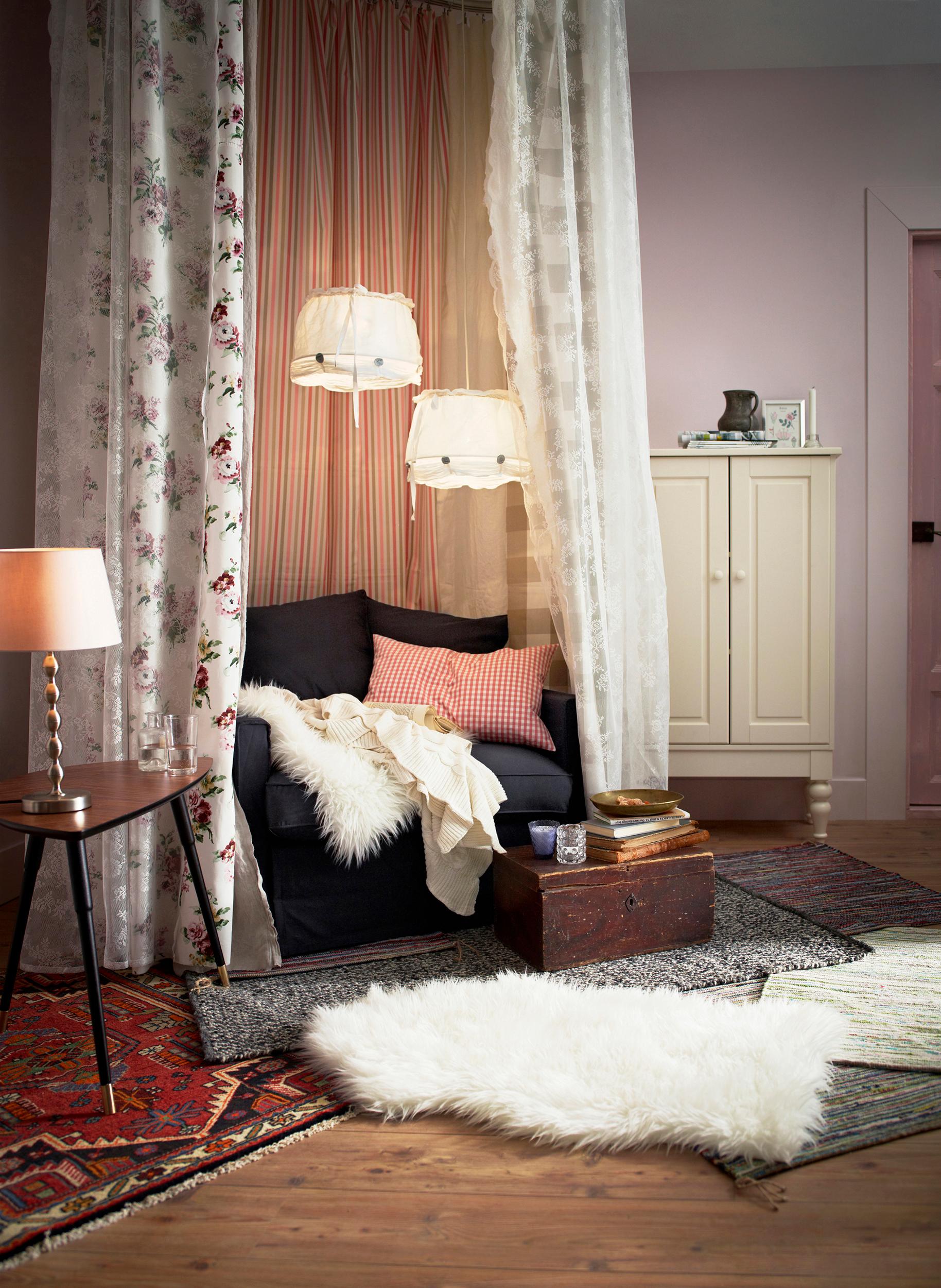 Ein Sofa wie ein Himmelbett gestalten #beistelltisch #wandfarbe #himmelbett #ikea #gardine #sofa #kuschelecke ©Inter IKEA Systems B.V.