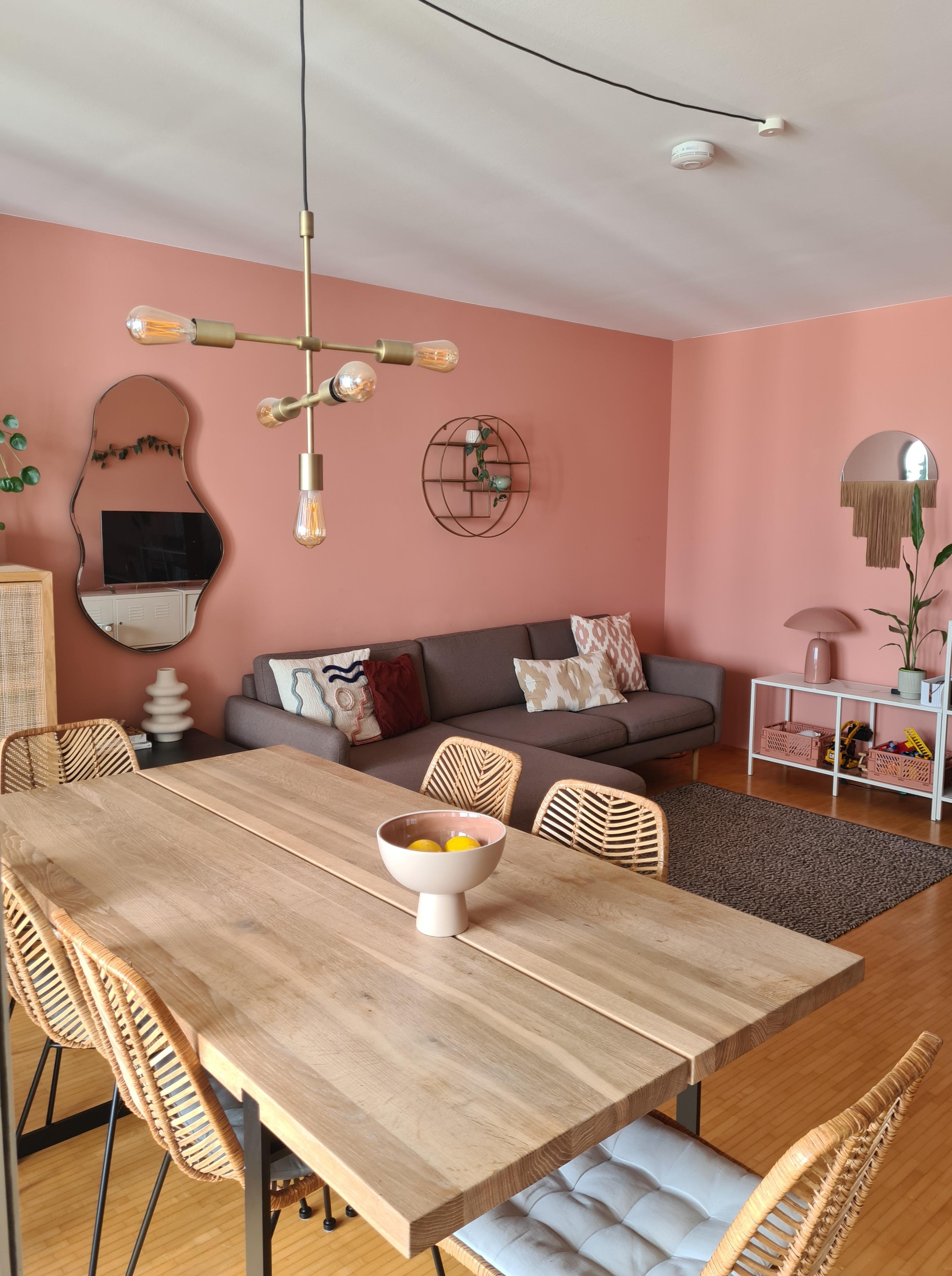 Einblick ins Wohnzimmer- habt ein schönes Wochenende 🌞
#wohnzimmer #wandfarbe #esstisch