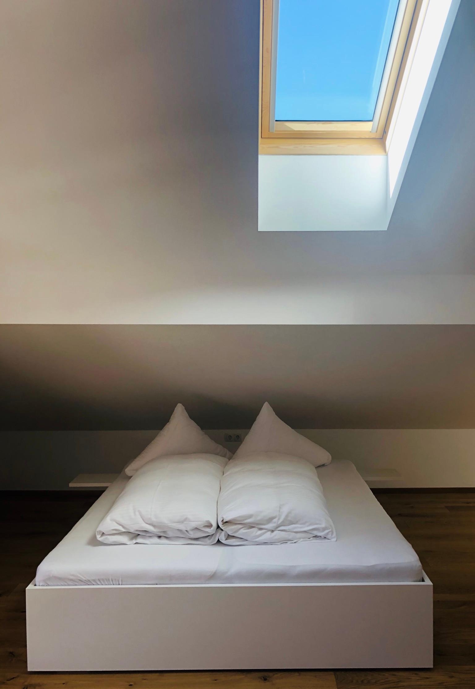 Eine kleine Runde #minimalismus für alle #dachgeschoss #schlafzimmer #weiß #dachschräge ☀️ #dachgeschosswohnung