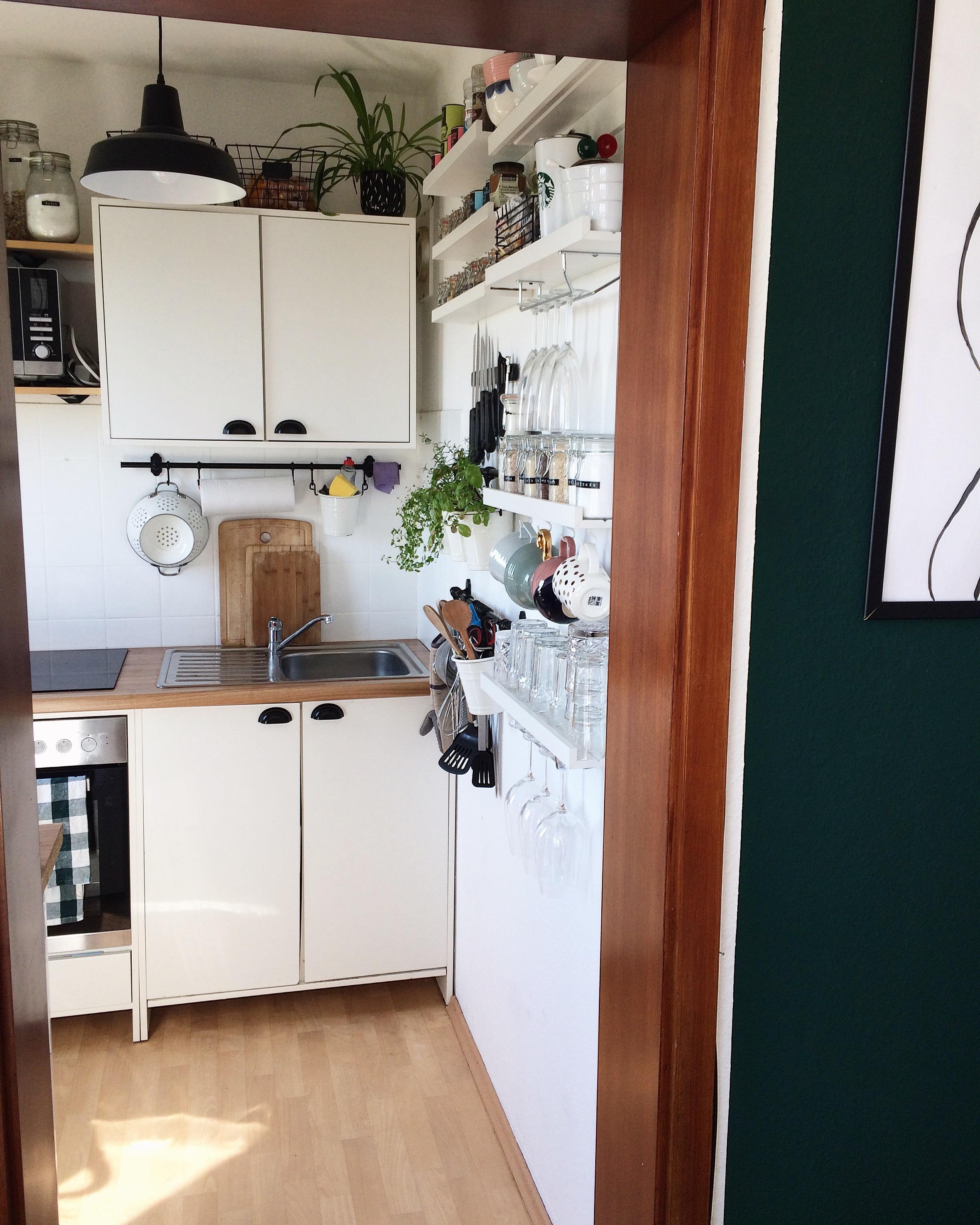 Eine Küche geht auch auf wenigen qm. #küche #kleineküche #kitchen #whitekitchen