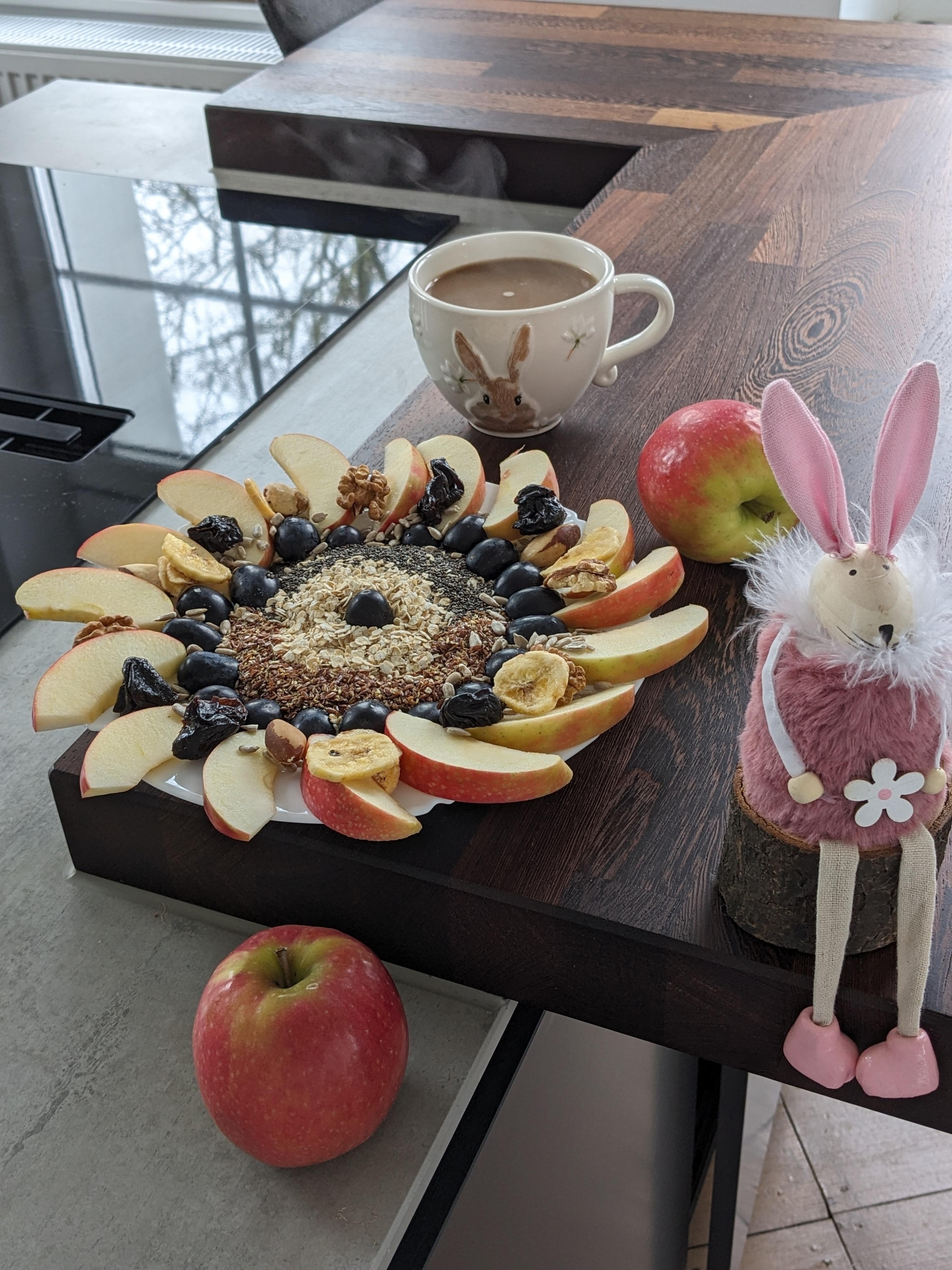 Eine leckere Joghurt-Quark Bowl, mit Äpfeln, Trauben , Haferflocken, 🍎Nüssen und getrocknete Pflaumen. 

#frühstück #foodie #frühlingsdeko #brunch #food #rezeptidee