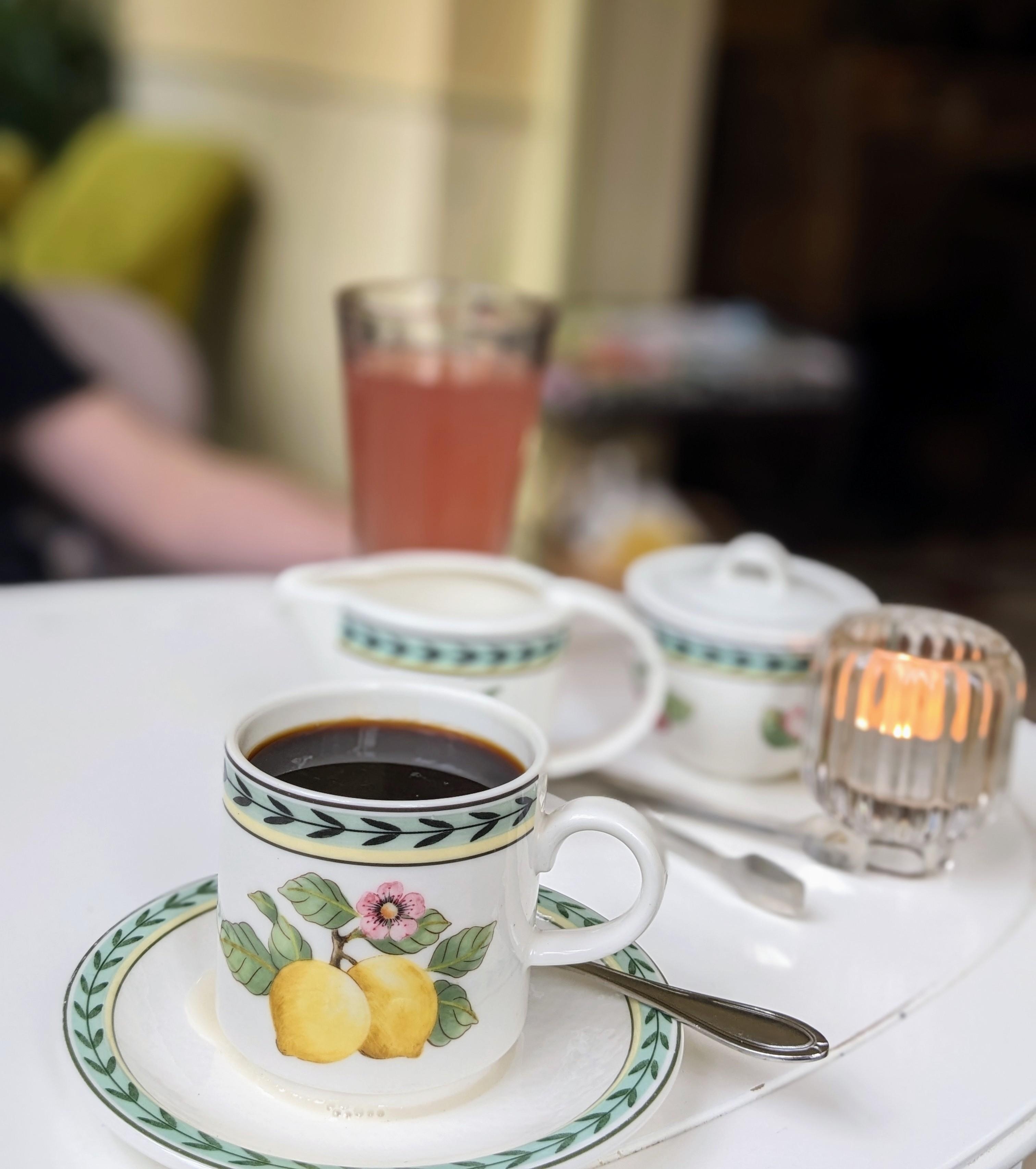 Einen leckeren Filterkaffee mit Mandelmilch und eine Rhabarber Schorle genießen.☕🍃

#kaffee #coffee #kaffeelover #mandelmilch #café #rhabarber