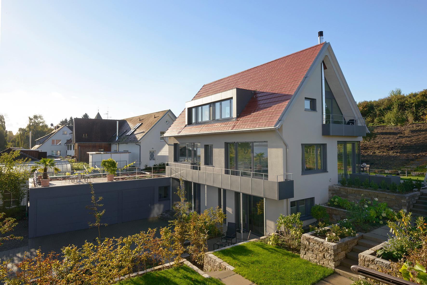 Einfamilienhaus mit Seesicht #hochbeet #garage #neubau ©Spaett Architekten