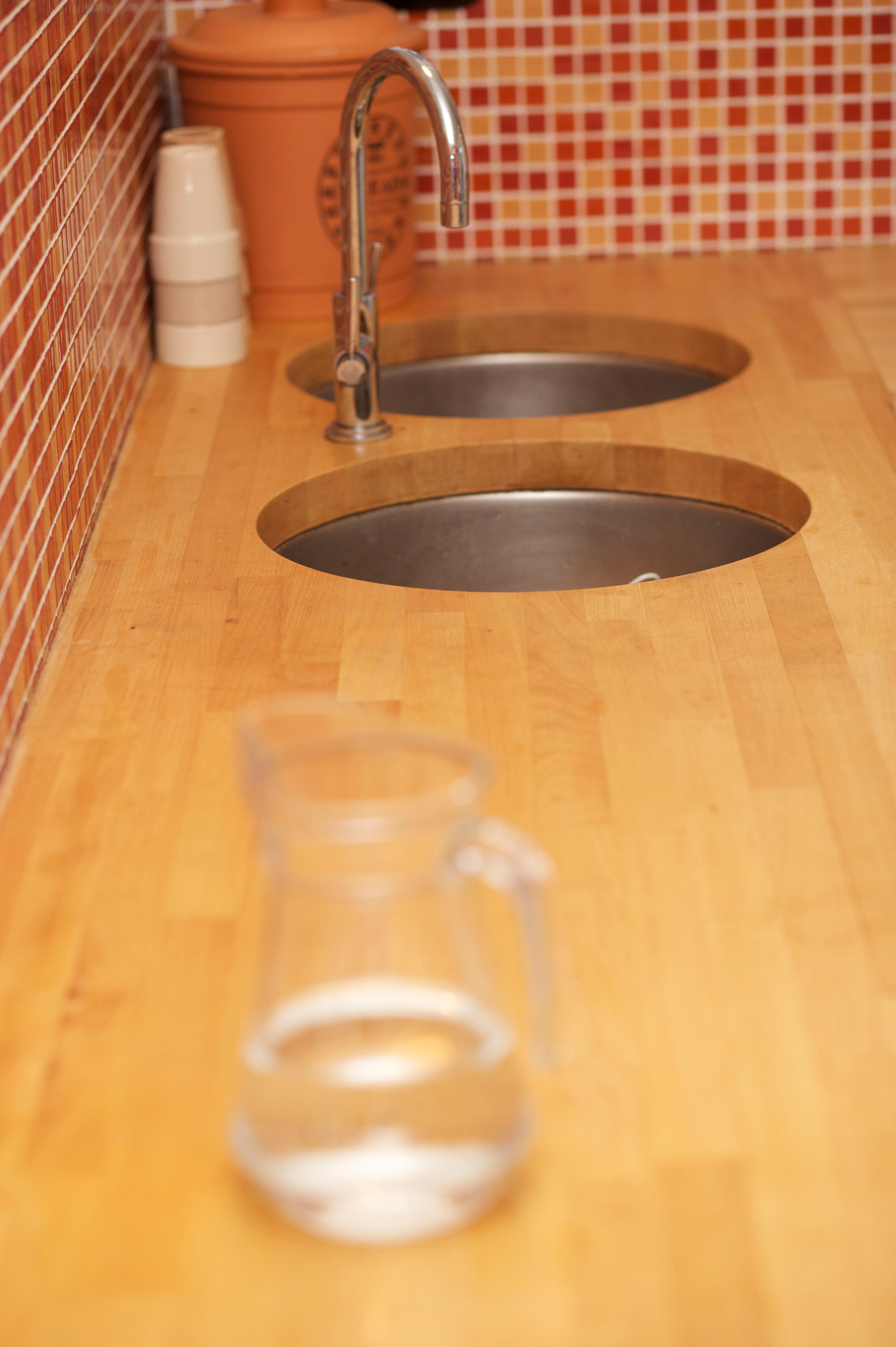Eingelassene Küchenspüle #küche #arbeitsplatte #buntefliesen ©Sebastian Schupfner