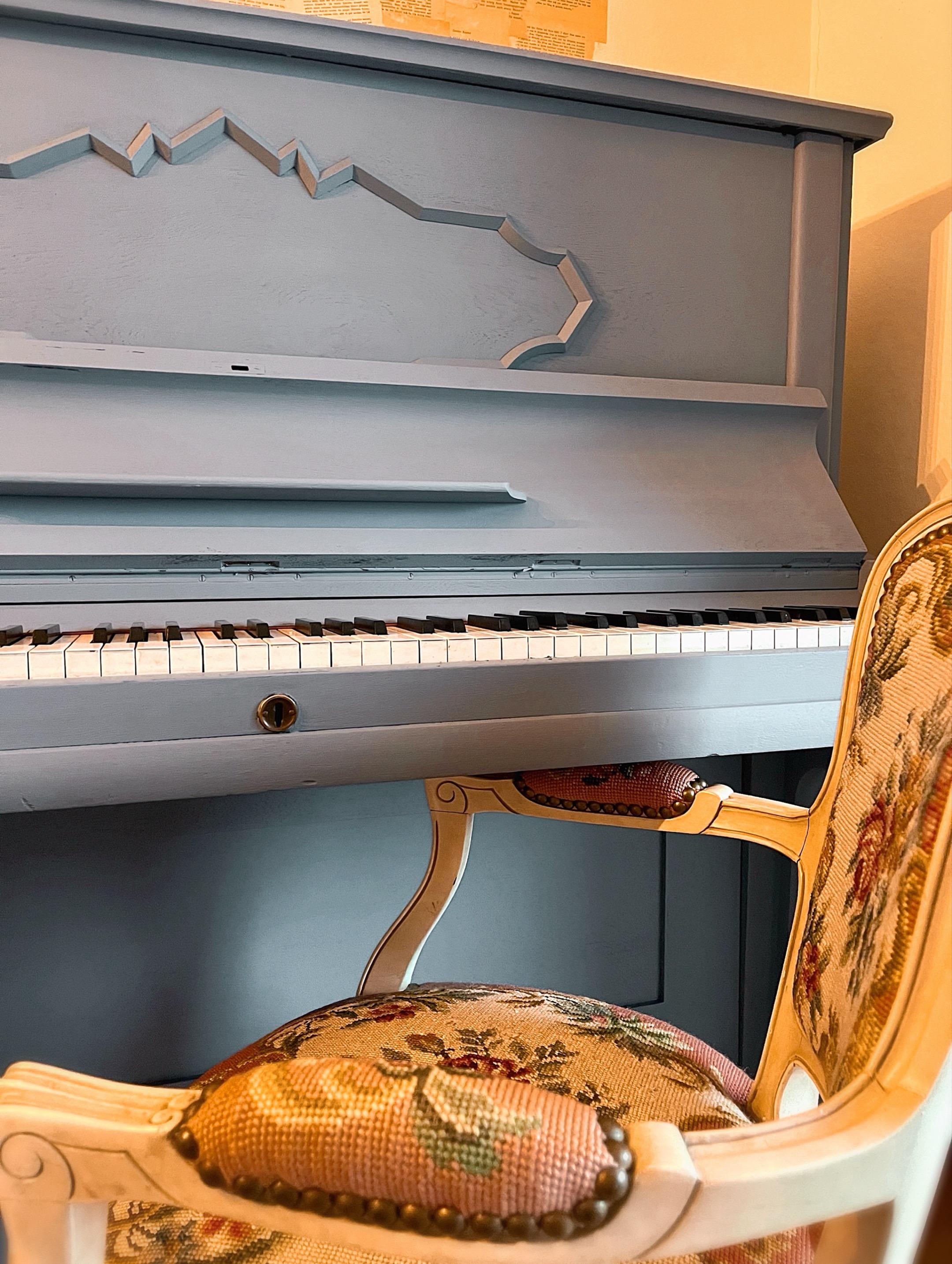 Eins meiner liebsten Projekte dieses Jahres: der taubenblaue Anstrich des alten Familienklaviers. Bringt so viel mehr Leichtigkeit in den Raum. 
#bunteranstrich #klavier