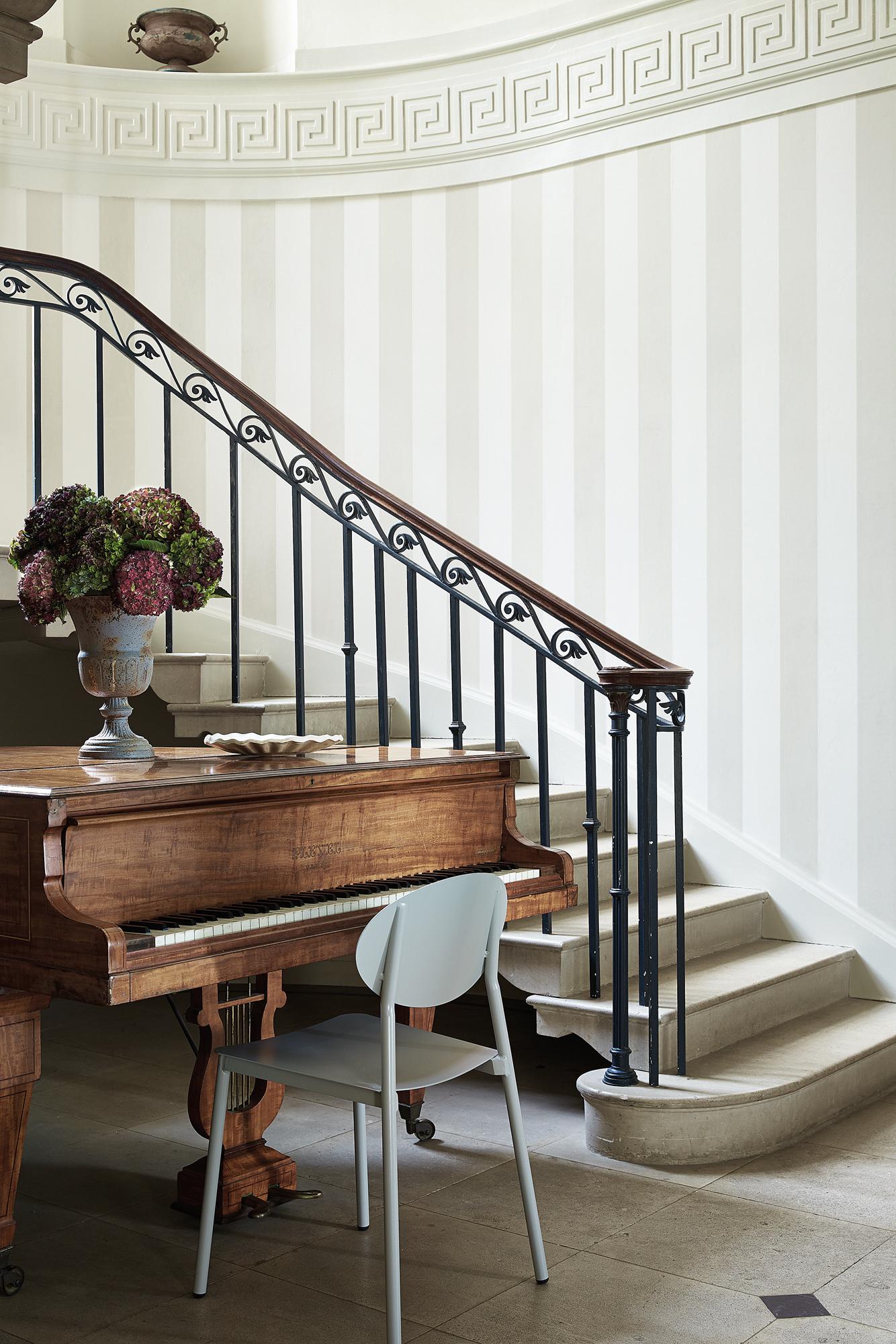 Eleganter Treppenaufgang mit Klavier #stuhl #treppenhaus #marmorboden #geländer #klavier #blumenvase #wandgestaltungflur ©Little Greene