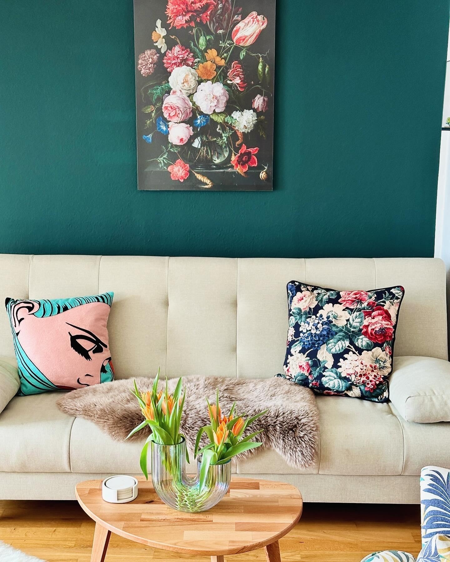Endlich Frühling! 🧡💚🧡 
#wohnzimmer #couch #tulpen #kunst #dachgeschoss #kleinewohnung #couchtisch #skandi #popart