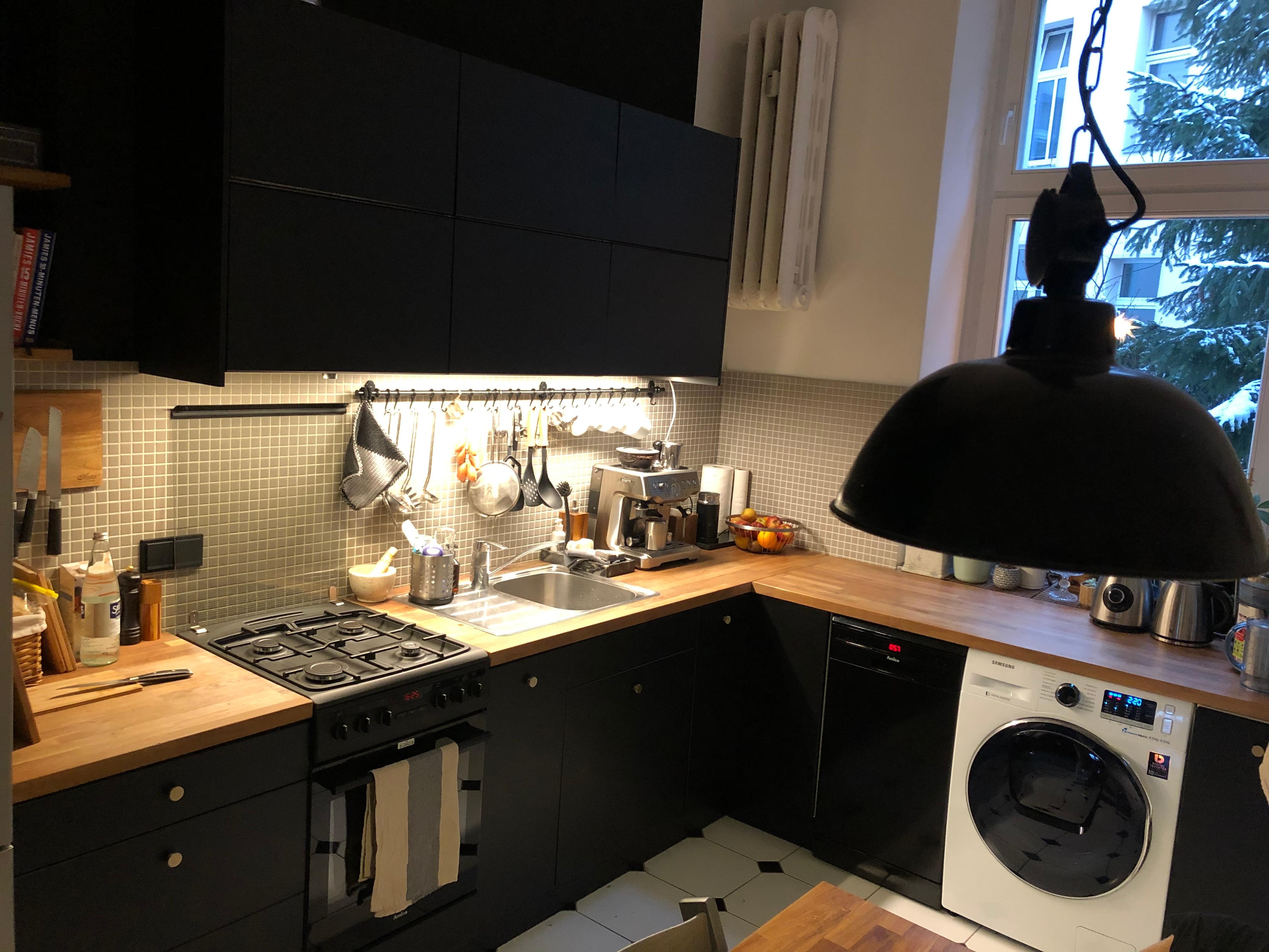 Endlich ist auch der schwarze Herd eingebaut 👍🏼😎

#schwarzeKüche #Küchenliebe 
