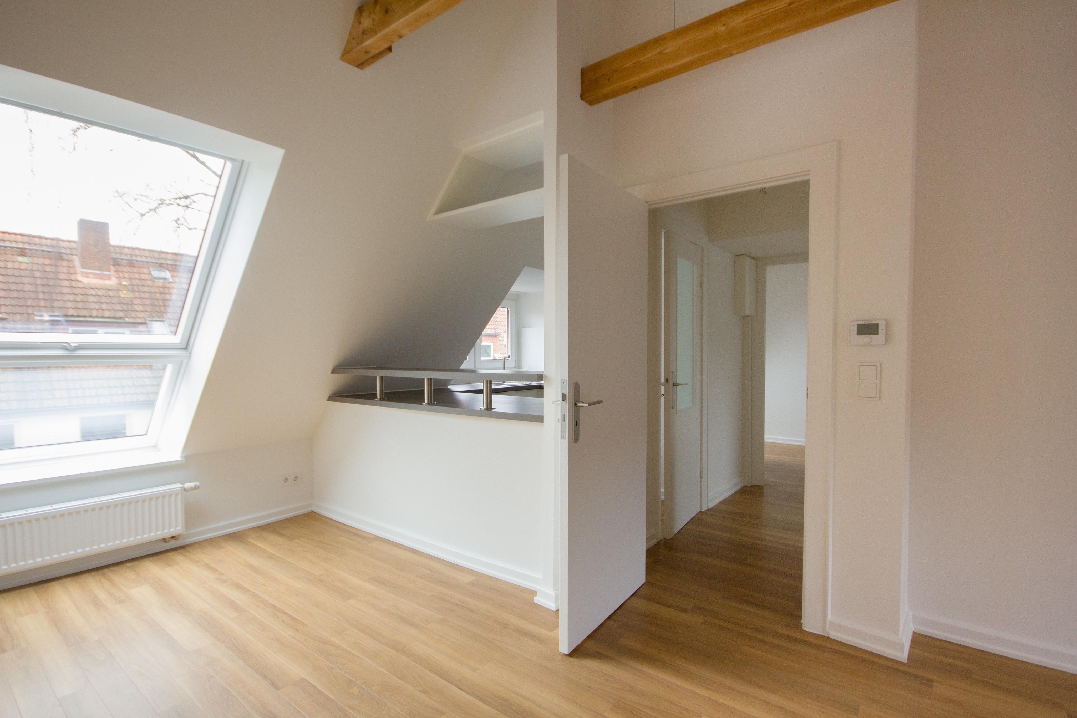 Erweiterung des Dachgeschosses #dachgeschoss #deckenbalken #offeneküche #vinylboden #dachgeschossausbau ©Kai Lietzke