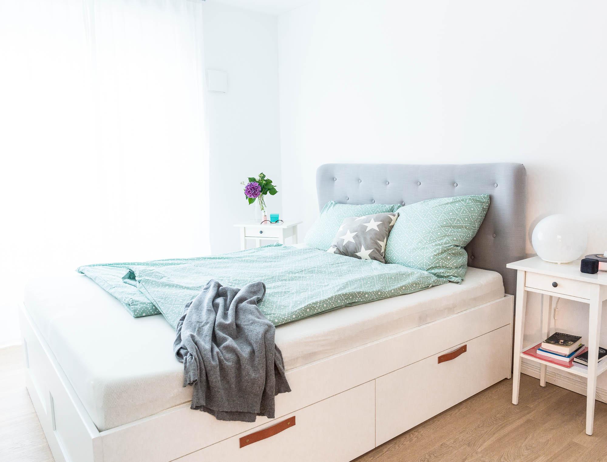 Es gibt doch nichts über ein gemütliches Bett #schlafzimmer #ikea #whiteliving #bettrückwand #modernesschlafzimmer