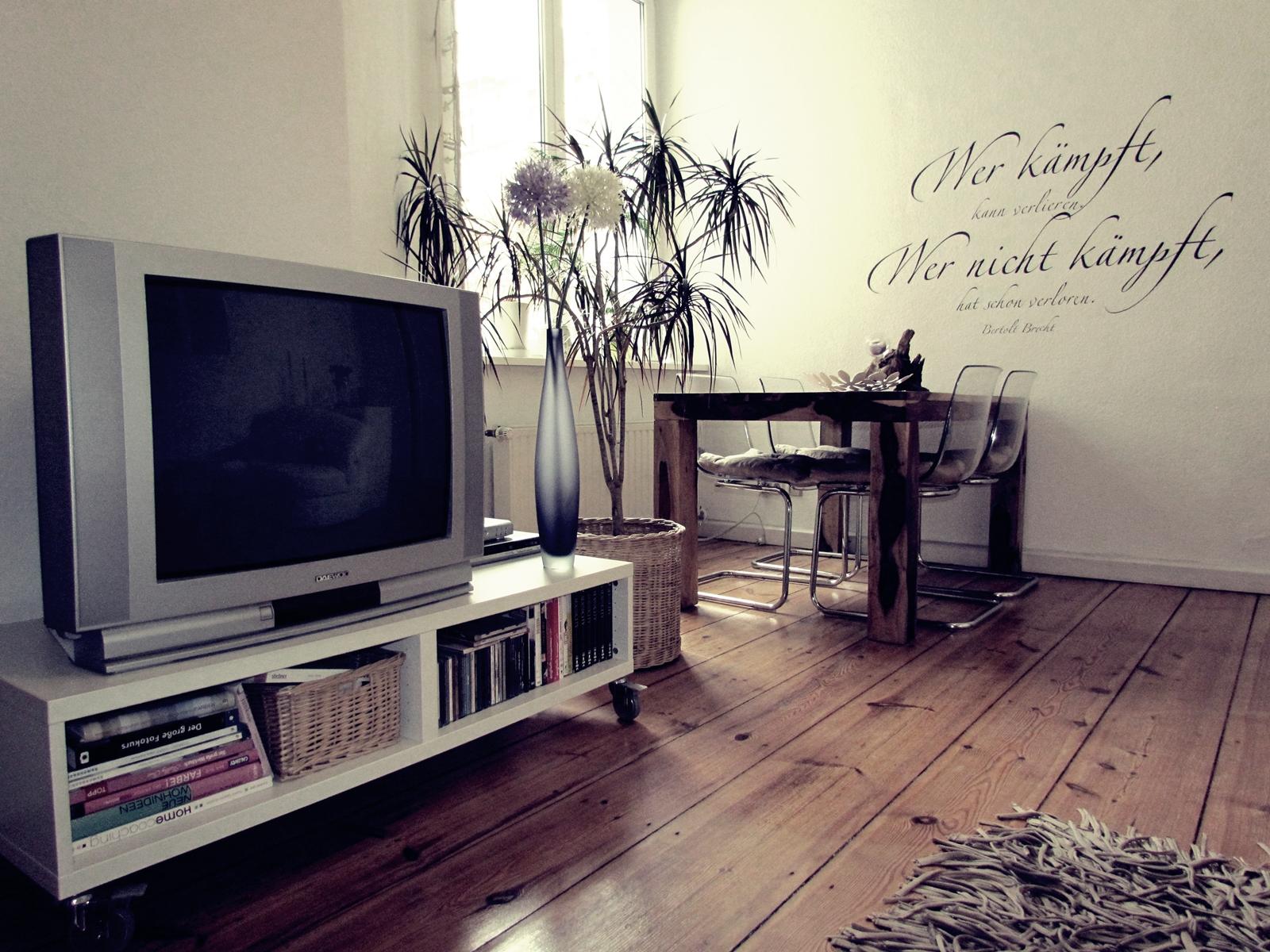 Ess und TV Ecke #wohnzimmer #wandtattoo #wanddeko #tisch #fernsehtisch #tvboard #schriftzugwanddeko ©roomrevolution
