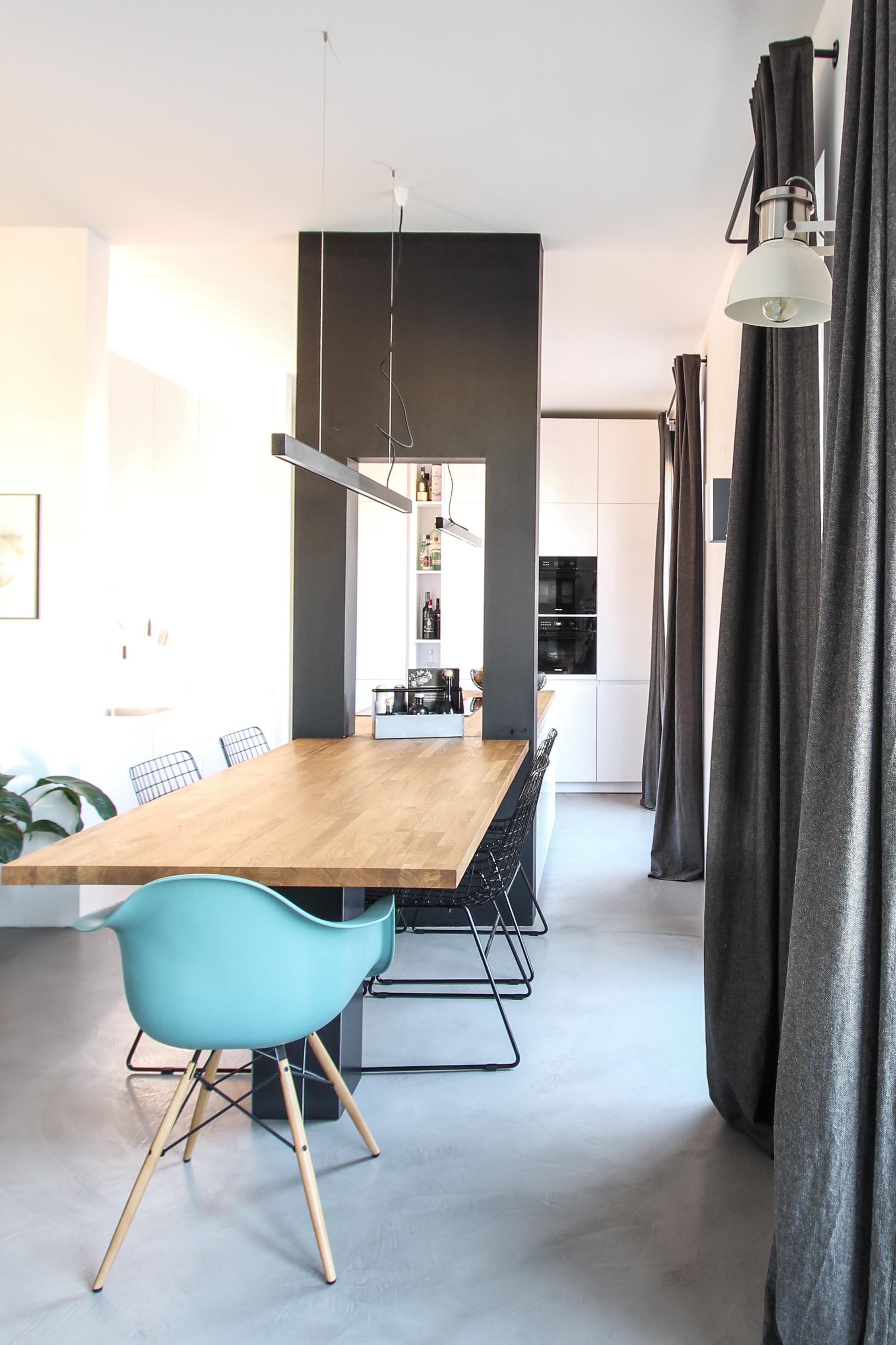 Essbereich mit Blick auf die Küche #vorhang #wandleuchte #kücheninsel ©EXTRAVIEL office & home design