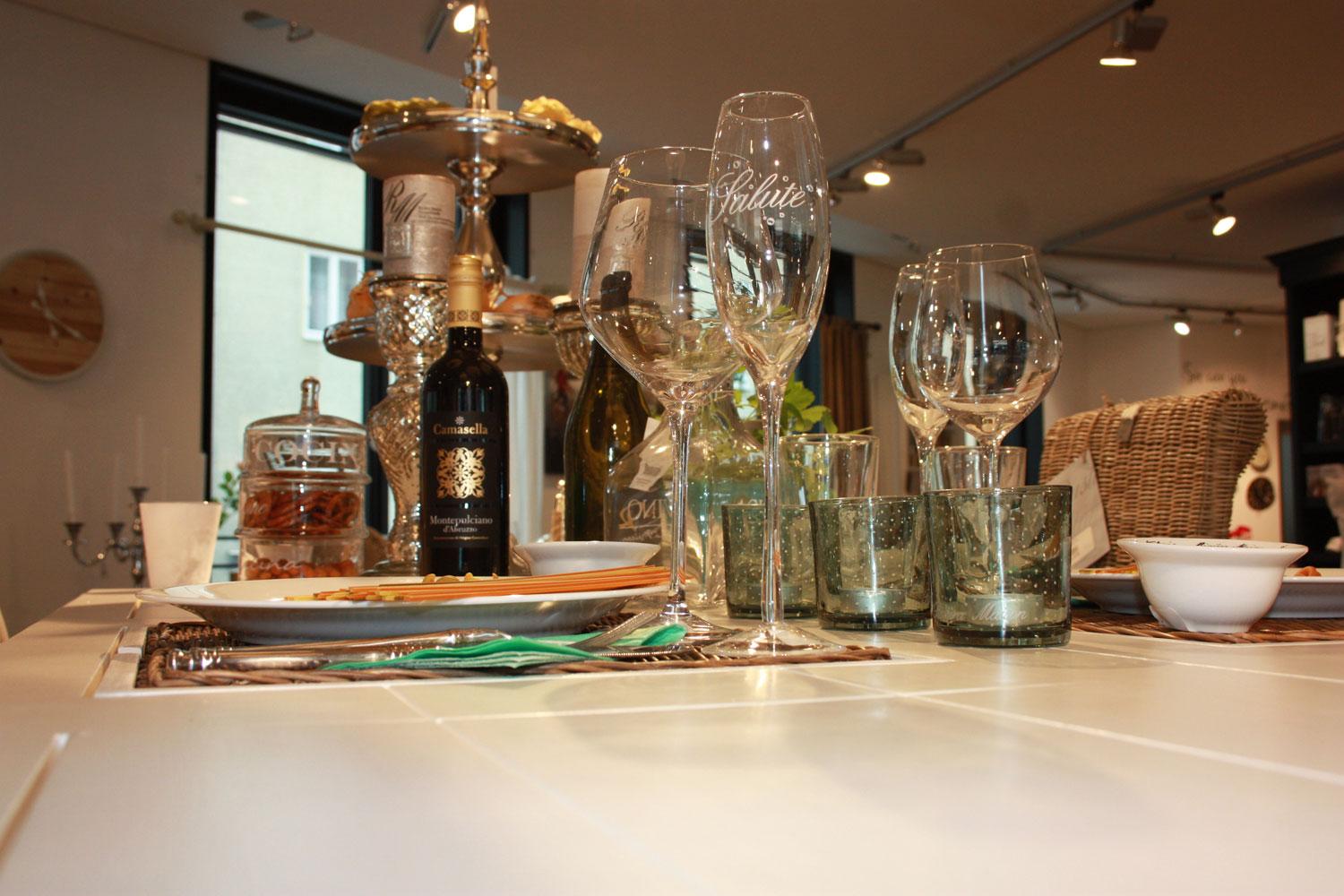 Essen mit Freunden - Stilvoll gedeckter Tisch mit Porzellan von Rivièra Maison #tisch #tischdeko #etagère #rivieramaison ©La Maison - Wohnen & Stoffe
