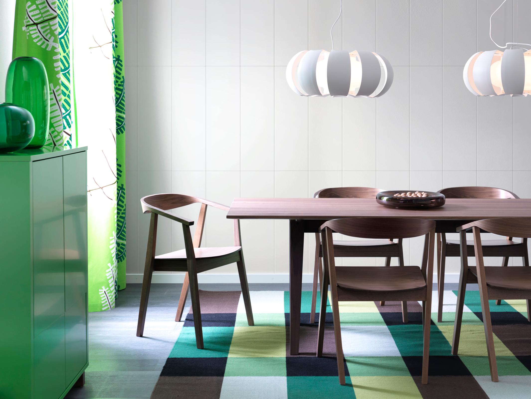 Esszimmer in Braun und Grün #teppich #esstisch #ikea #hängeleuchte #weißefliesen #grünevase ©Inter IKEA Systems B.V.
