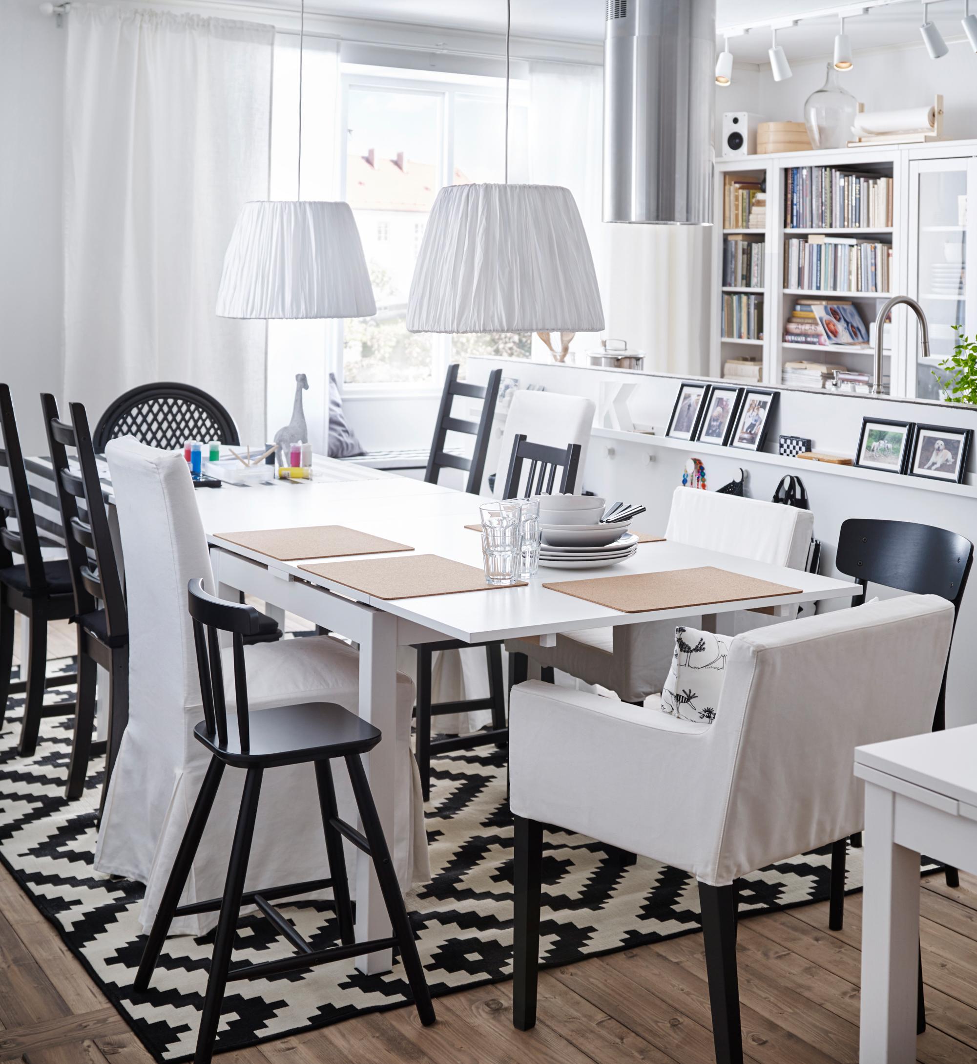 Esszimmer in Schwarz-Weiß #wohnzimmer #esstisch #ikea #weißerstuhl #zimmergestaltung ©Inter IKEA Systems B.V.