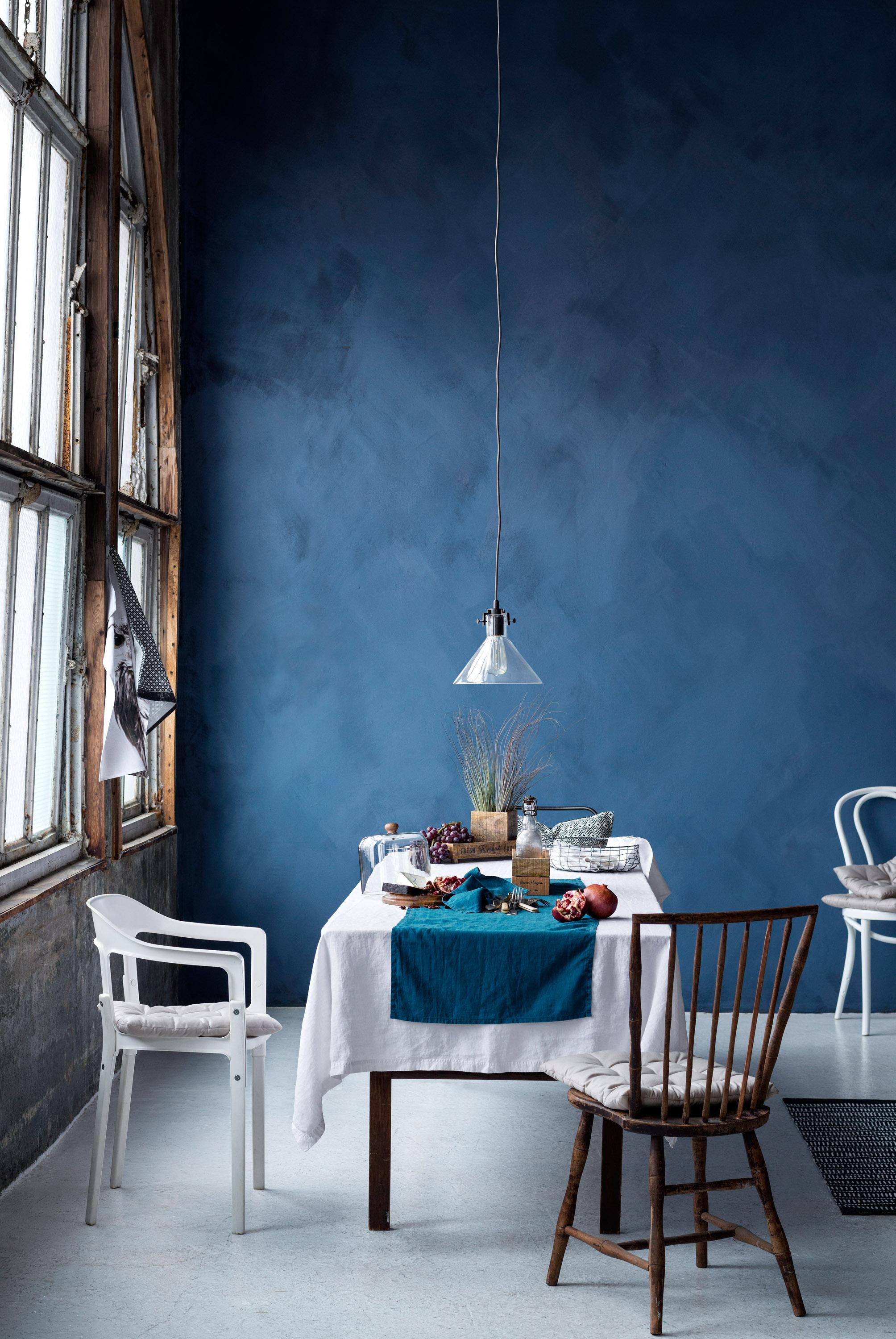 Esszimmer mit blauer Wand #stuhl #esstisch #weißerstuhl #lampe #blauewandfarbe #tischdeko ©H&M Home
