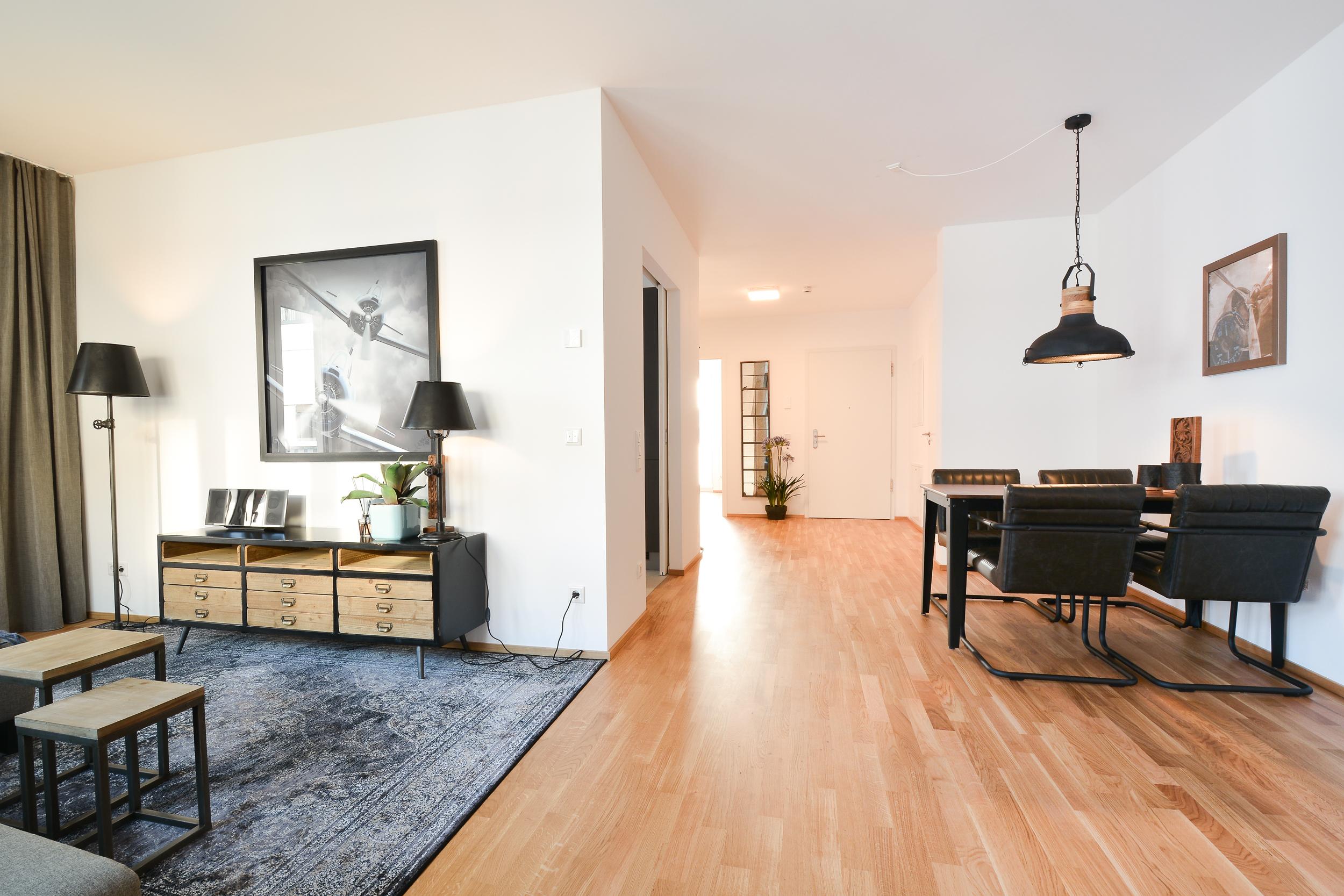 Esszimmer/Wohnzimmer/Flur #industrialdesigntisch #zimmergestaltung ©Luna Homestaging