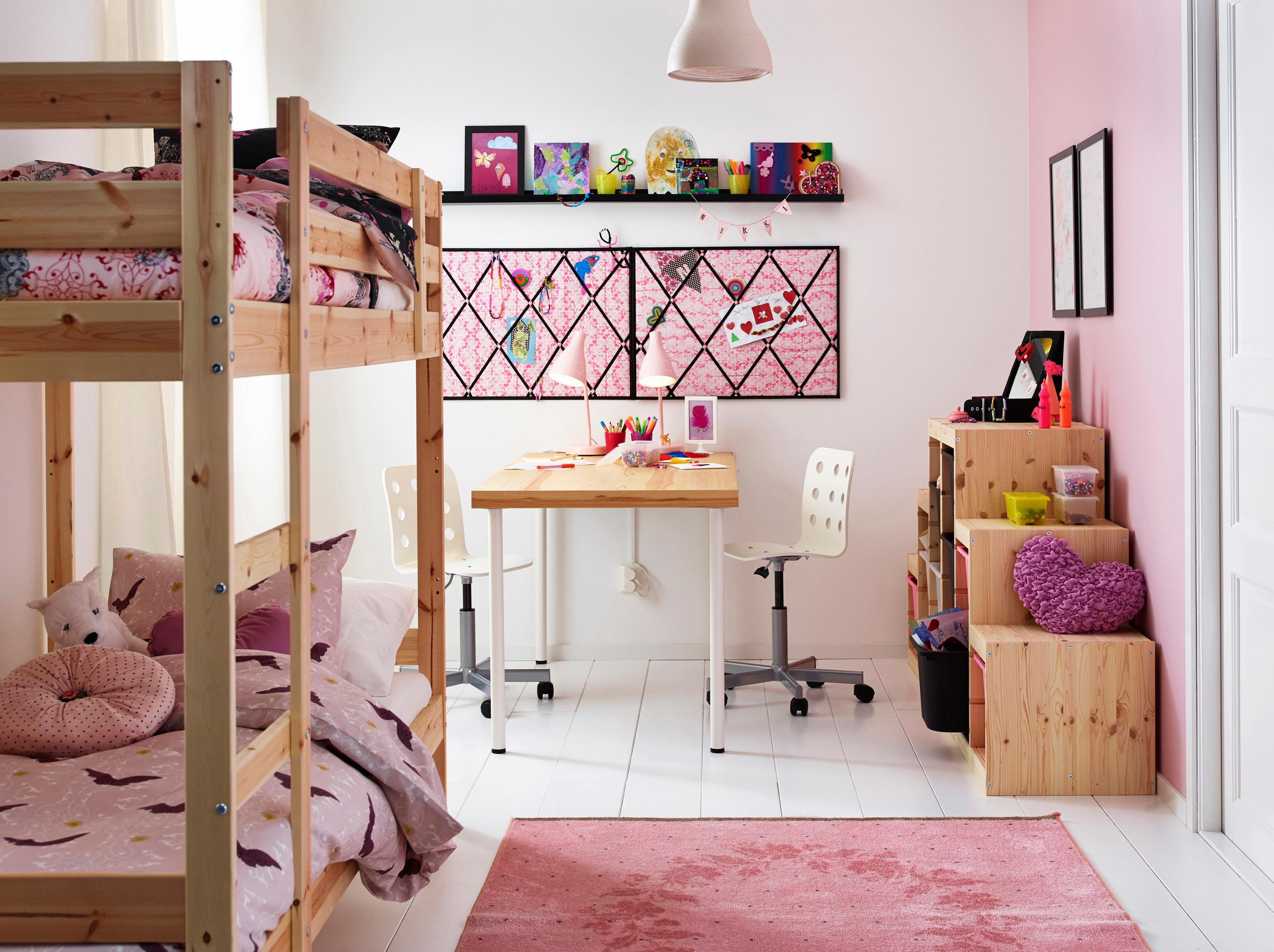 Etagenbett für Kinder im rosafarben Mädchenzimmer #bettwäsche #ikea #mädchenzimmer #etagenbett #weißefliesen #rosawandfarbe ©Inter Ikea Systems B.V.