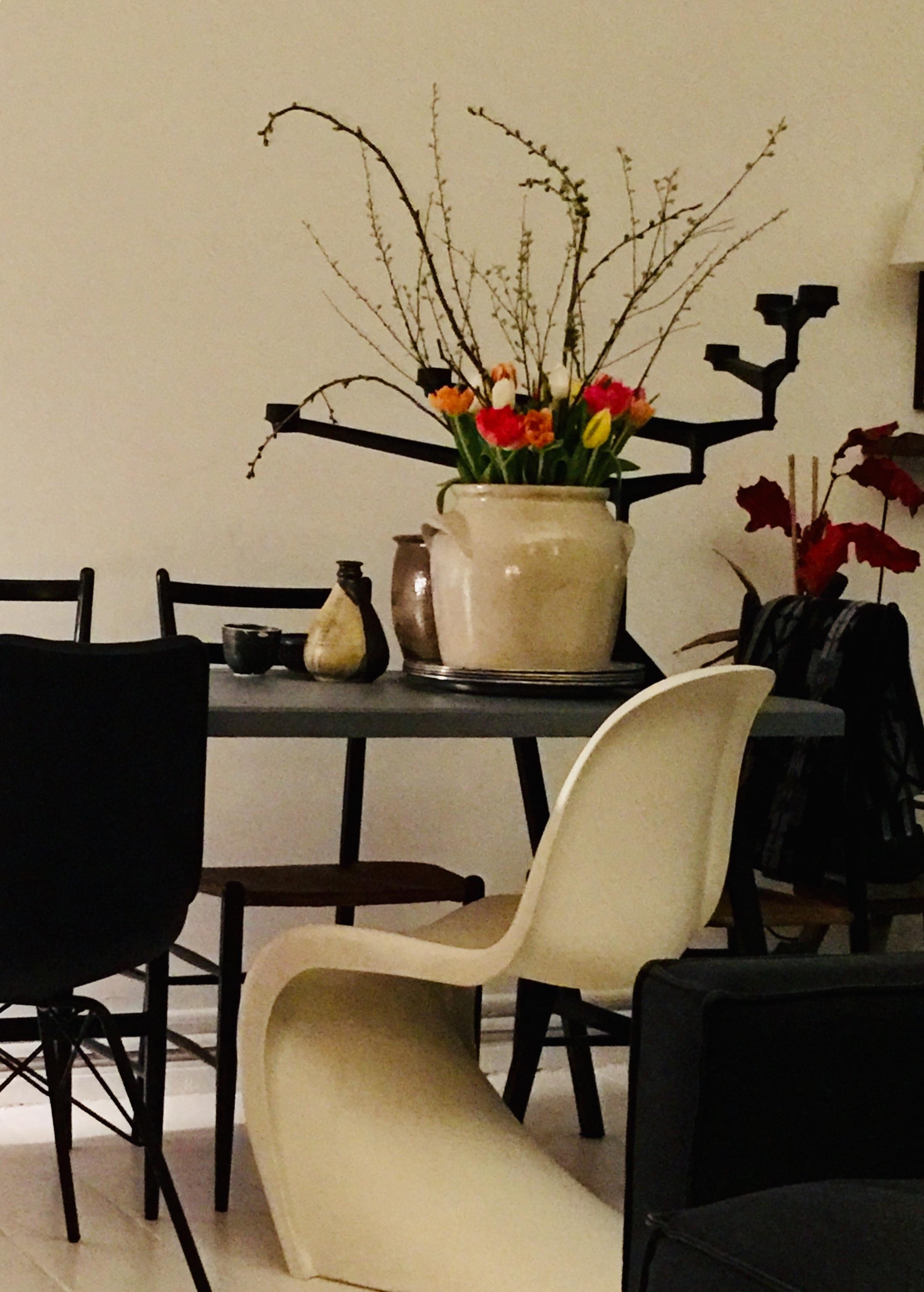 Evening mood#tulips#vintage pot#chandelier Tom Dixon#Old panton chair 