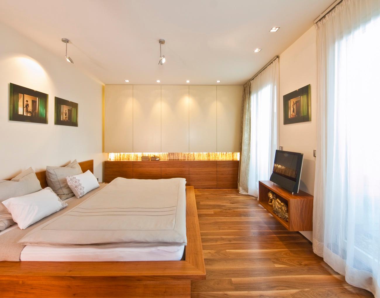 exlusives Schlafzimmer #loft #indirektebeleuchtung #wandbild #naturholz #tvboard ©www.peters-fotodesign.com