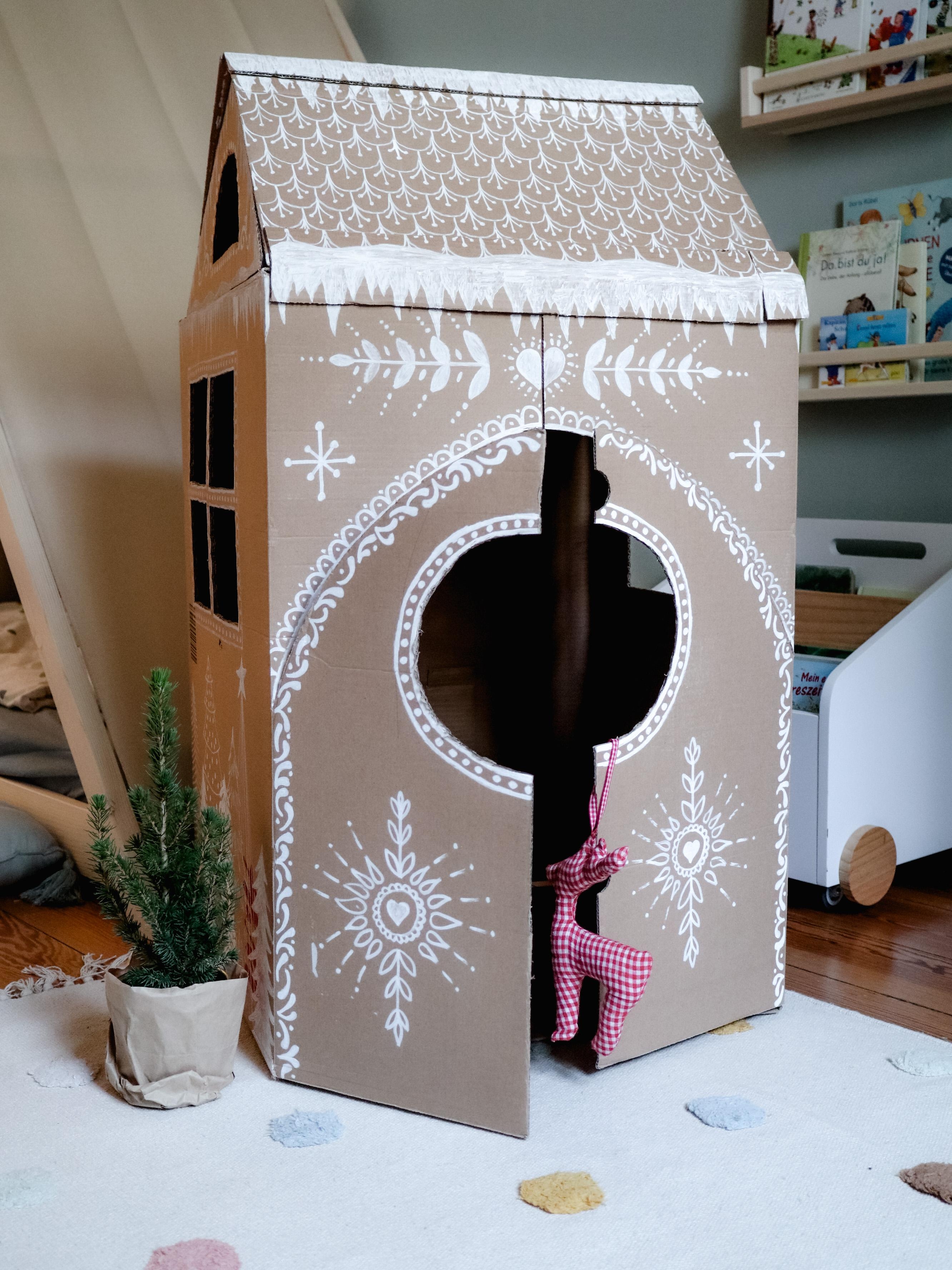Falls ihr mal nicht wisst, was ihr mit euren Kartons anstellen sollt. Vielleicht ein #Lebkuchenhaus fürs #Kinderzimmer? #DIY #Weihnachten