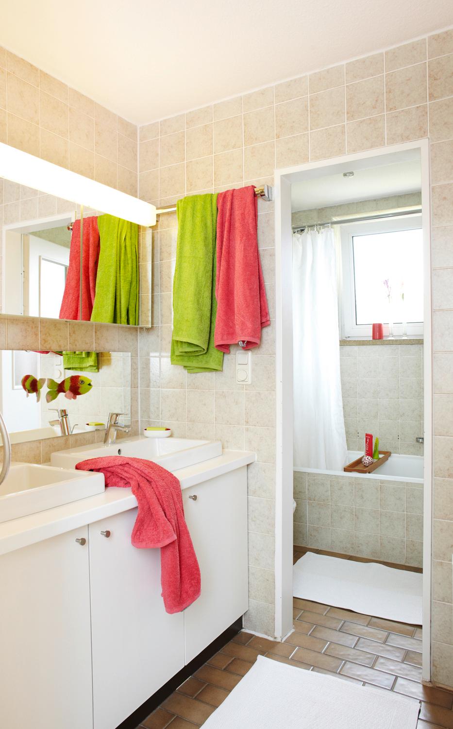 Farbe im Bad #badewanne #badezimmerspiegel #waschbecken #steinfliesen #handtuchhalter #waschbeckenunterschrank ©©www.olaftiedje.de