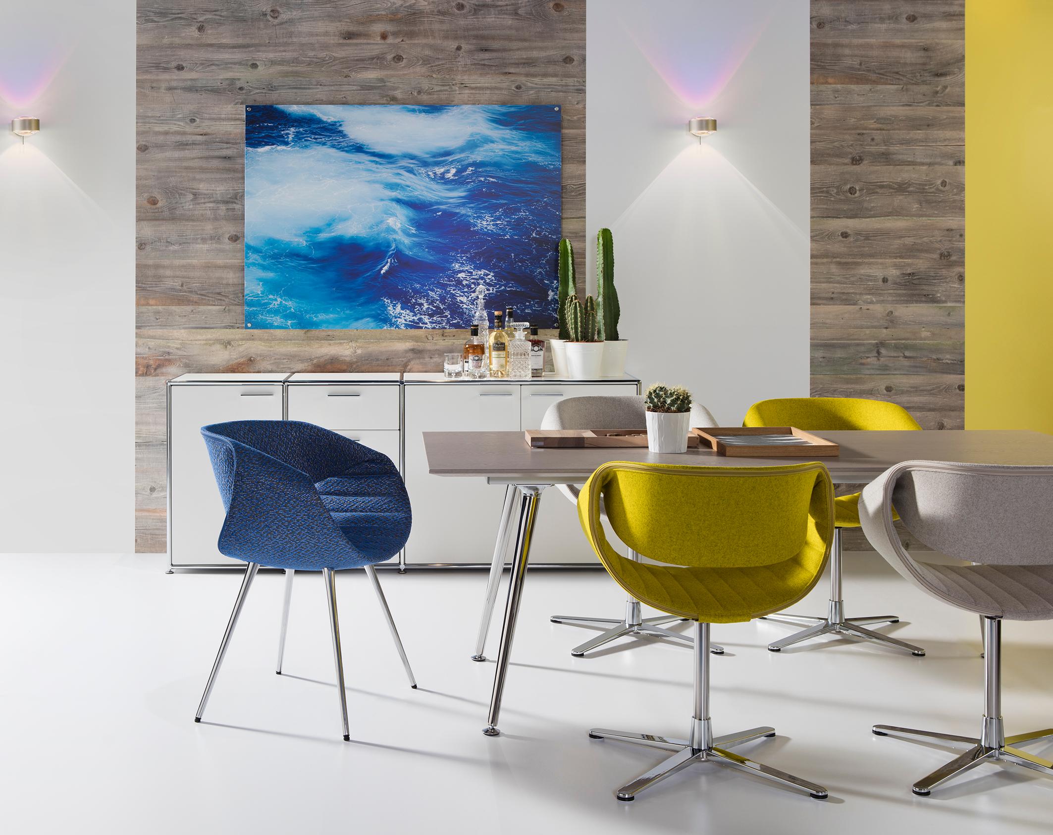 Farbenfrohe Drehstühle fürs Esszimmer #weißerstuhl #sitzgelegenheit #zimmergestaltung ©Dauphin Home, Designer: Martin Ballendat