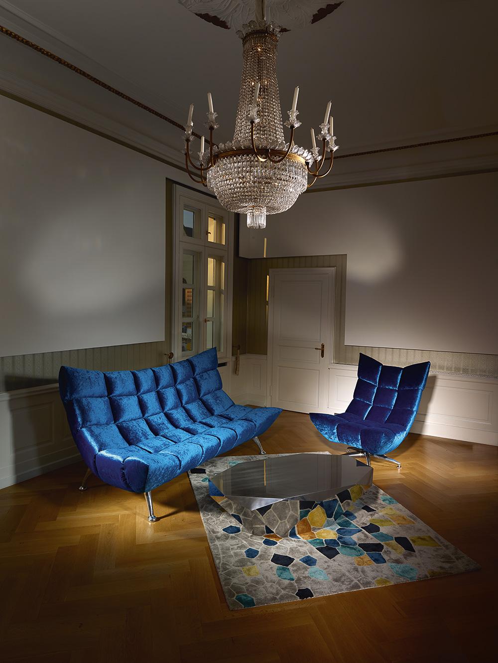 Farbenfrohe gemütliche Sitzgruppe #couchtisch #samtsofa #samtsessel #silberfarbenercouchtisch ©Bretz, Design: Meera Rathai