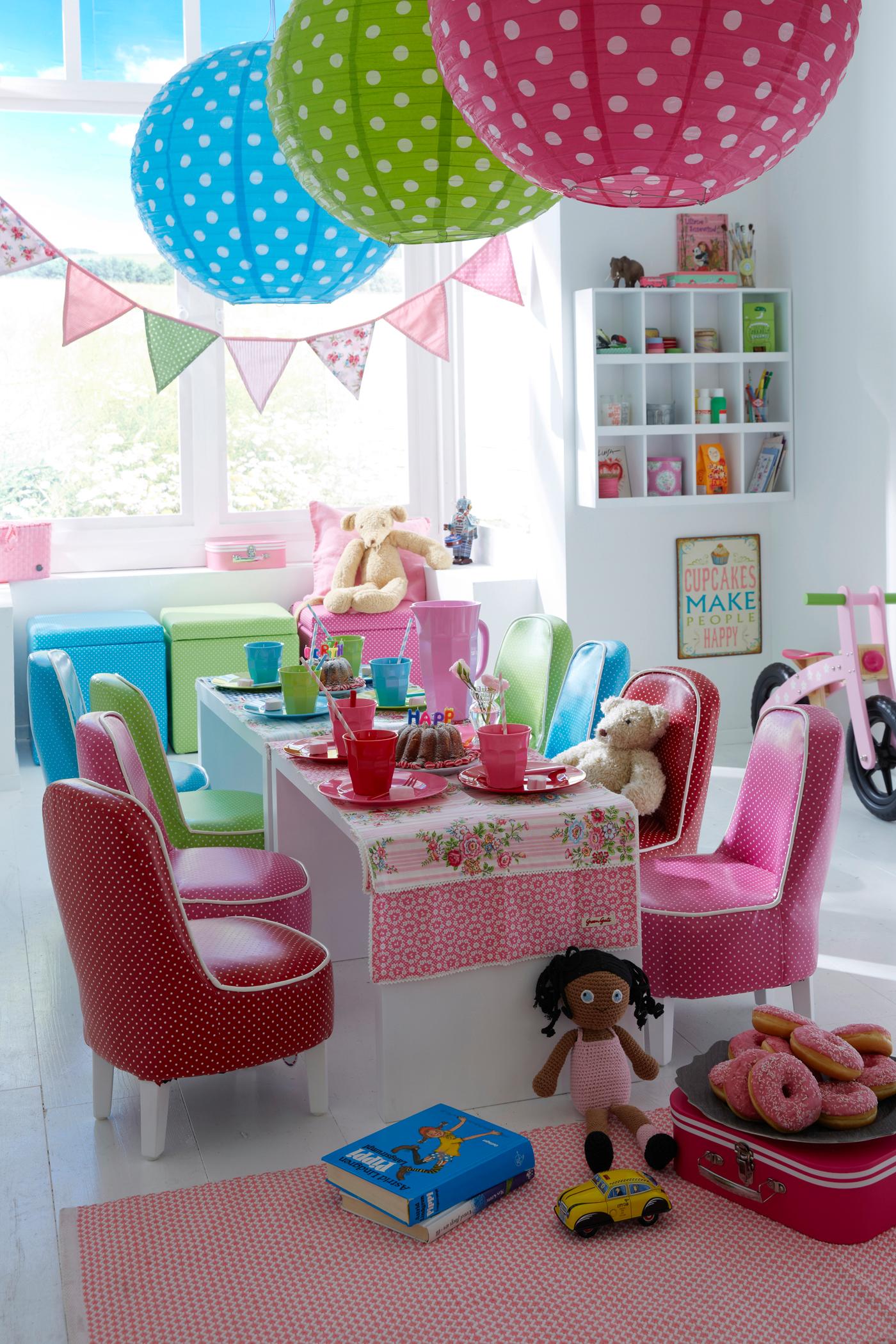 Farbenfrohe Kindertafel mit gepunkteten Sessel #wandregal #sessel #papierlampe ©car Selbstbaumöbel