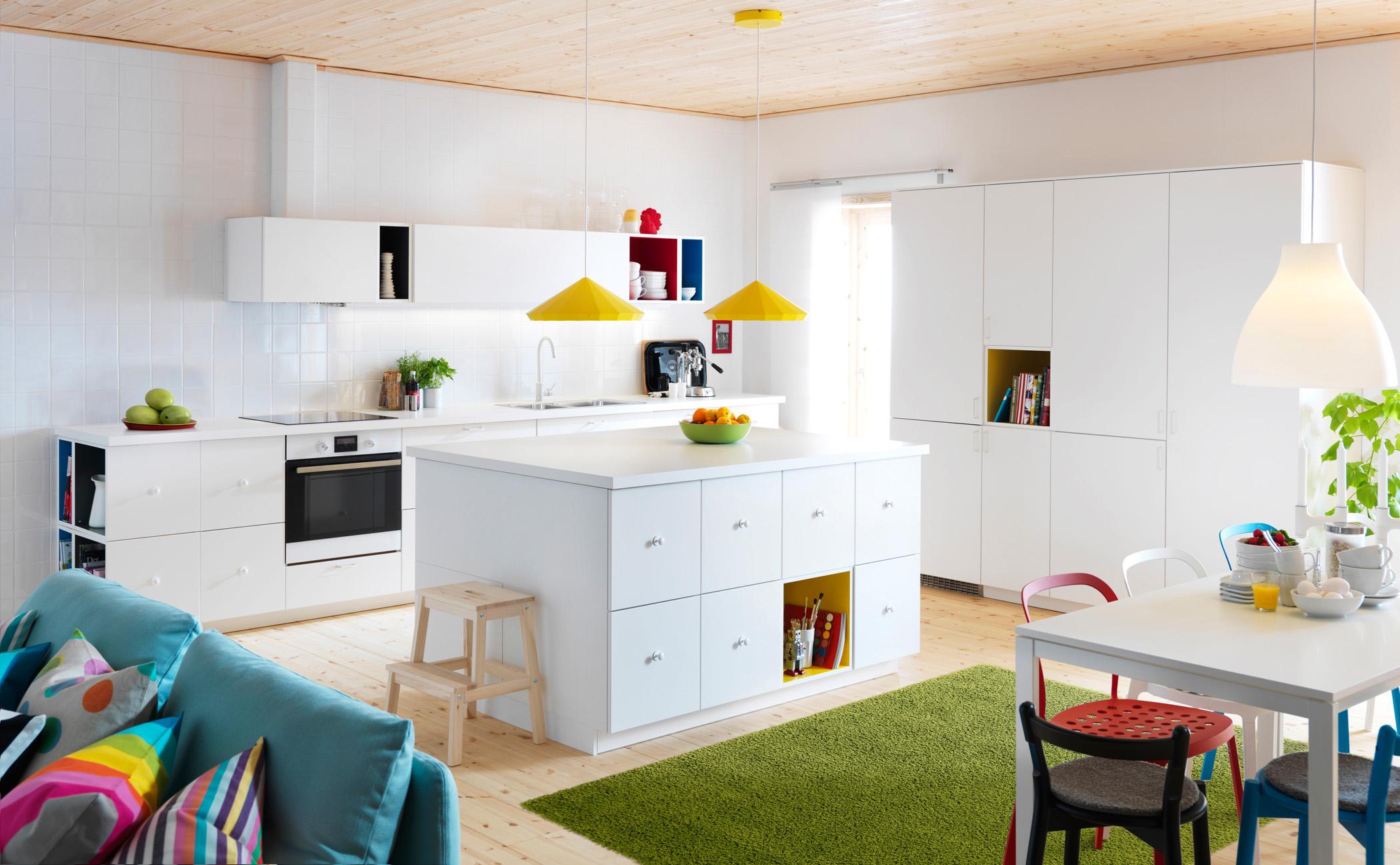 Farbenvielfalt in der Küche #teppich #esstisch #hängeschrank #schrank #ikea #pendelleuchte #sofa #weißerküchenschrank ©Inter IKEA Systems B.V./Thommy Bengtsson