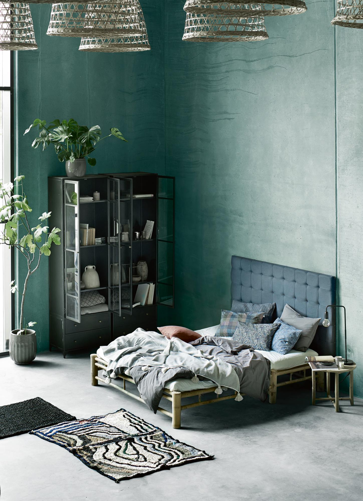 Farbgestaltung im Schlafzimmer #bett #zimmerpflanze #schlafzimmergestalten #bettvorleger #zimmergestaltung ©Tine K Home