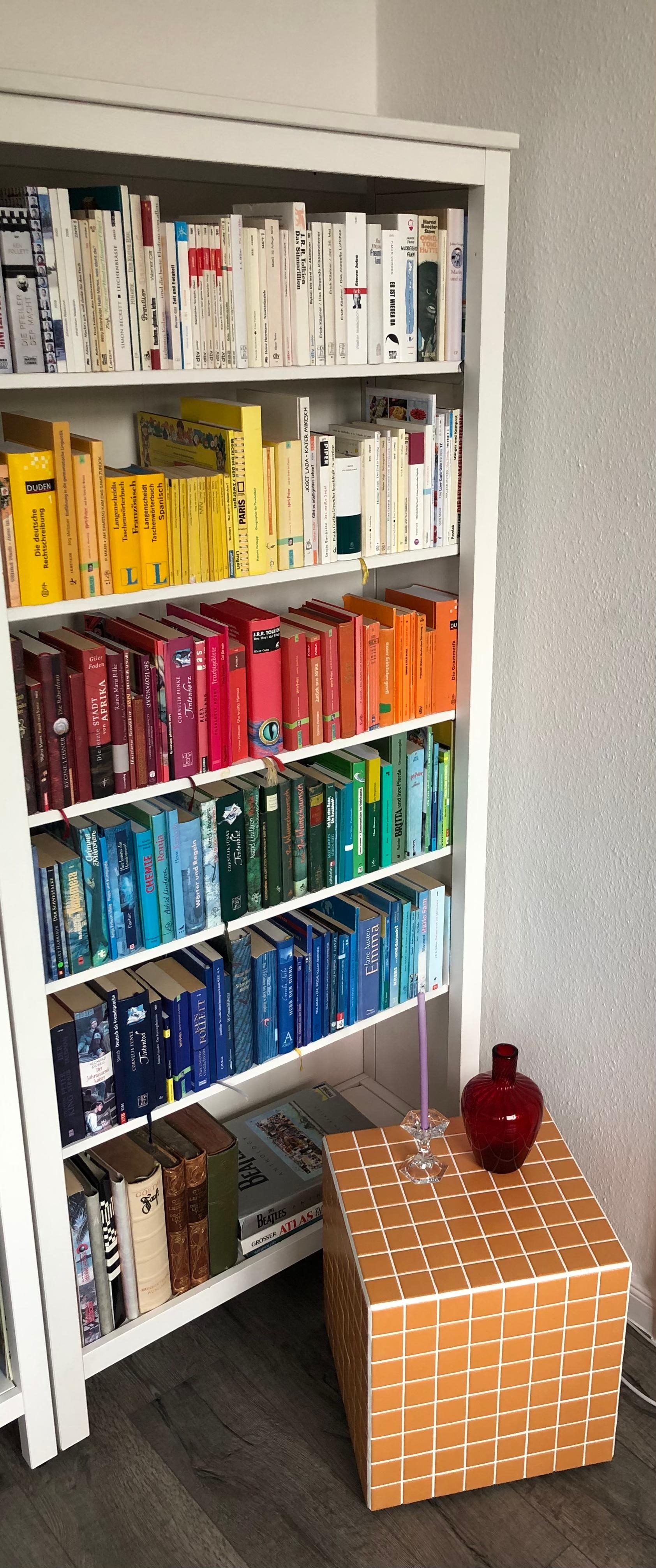Farbliche #ordnung im Bücherregal #livingchallenge