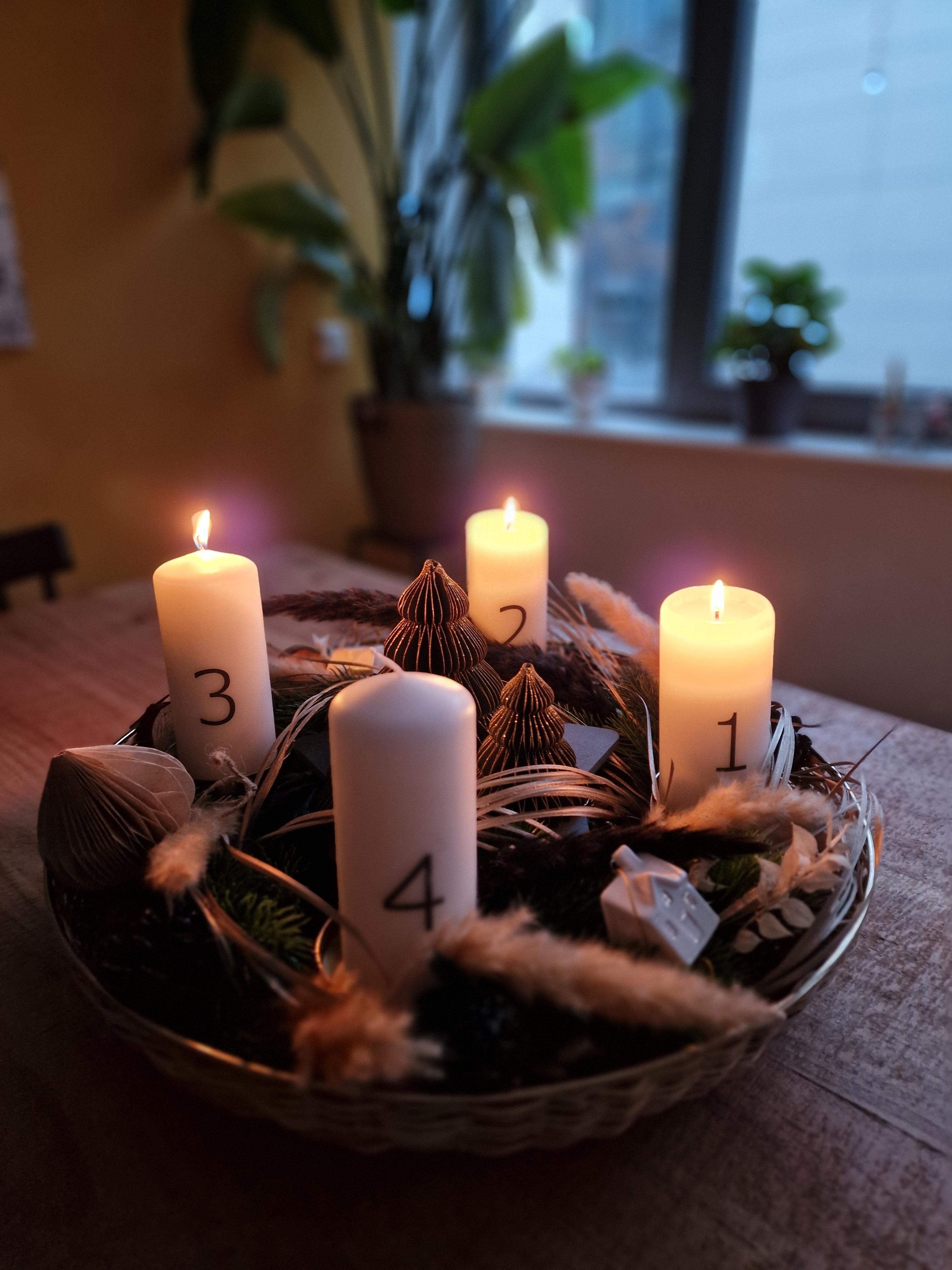 Fast schon Weihnachten. 🎄

#adventskranz #Kerzen #Kranz #Häuschen #Tannenbaum #papierhänger #pampasgras #bohokranz